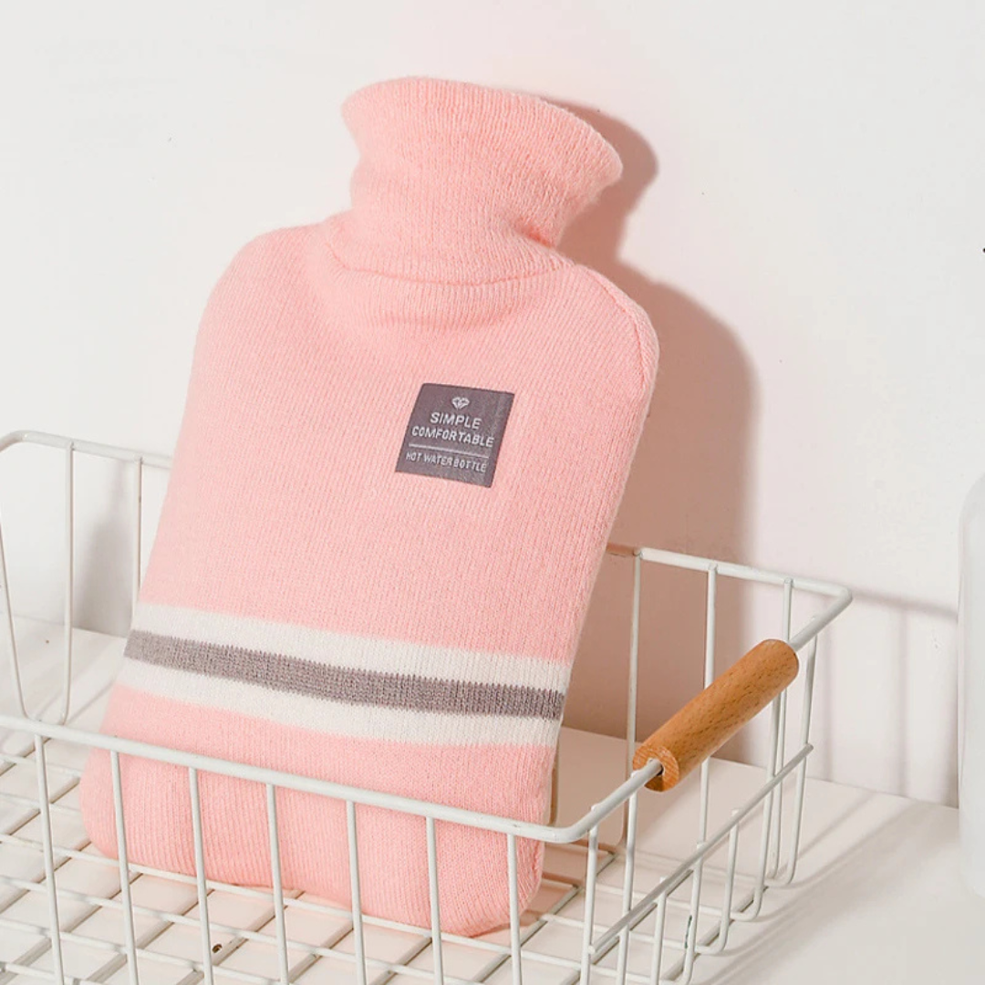 Wärmflasche mit Strickbezug, 1 Liter, wärmespeichernd, komfortabel für kalte Wintertage, Entspannung zu Hause und Wellness | Sansoti