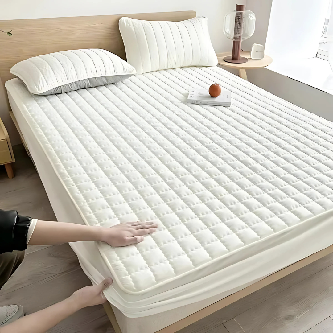 Protège-matelas déperlant avec couche supérieure matelassée pour une protection optimale et un confort accru dans la chambre | Sansoti