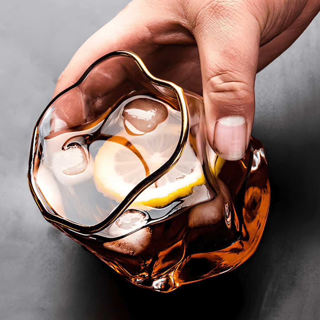 Japanisches Kristall-Whiskyglas mit goldfarbenem Akzent und Reliefstruktur - Premium-Trinkglas für Whisky, Cocktails und Spirituosen zu Hause | Sansoti