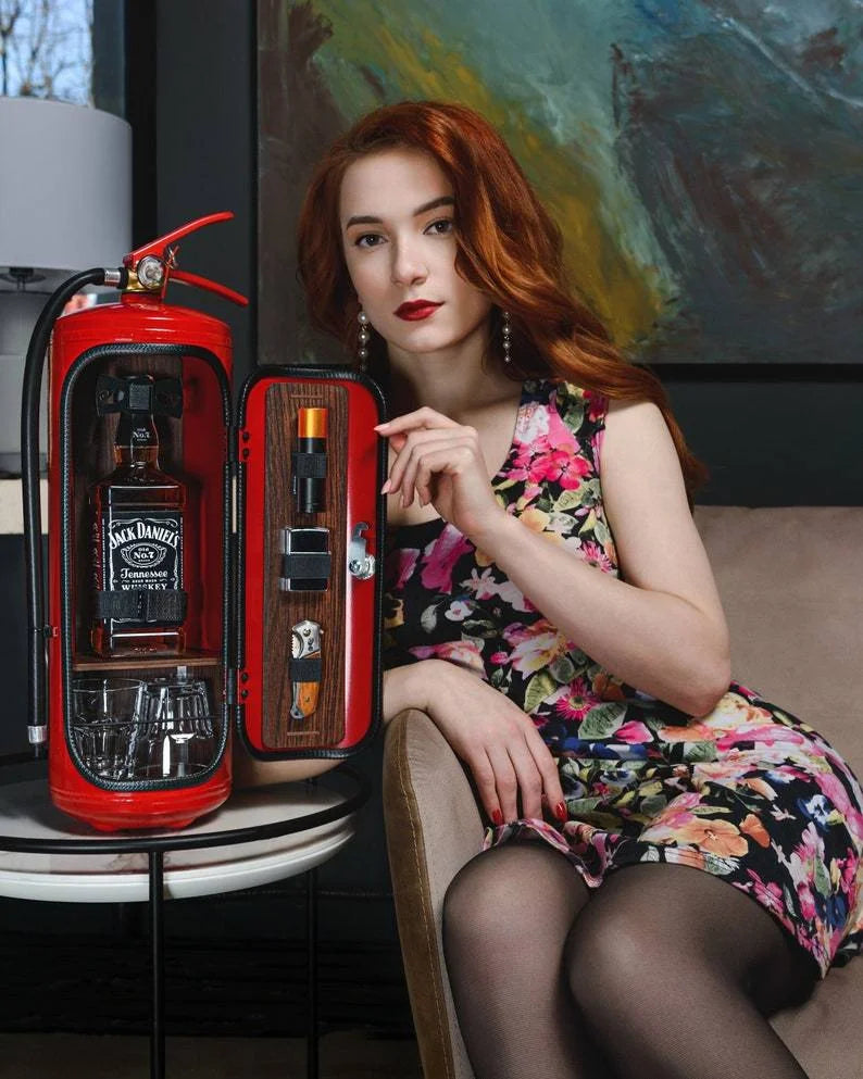 Verstopte Bar in Brandblusservorm – Originele Decoratieve Fleshouder voor Sterke Drank | Sansoti