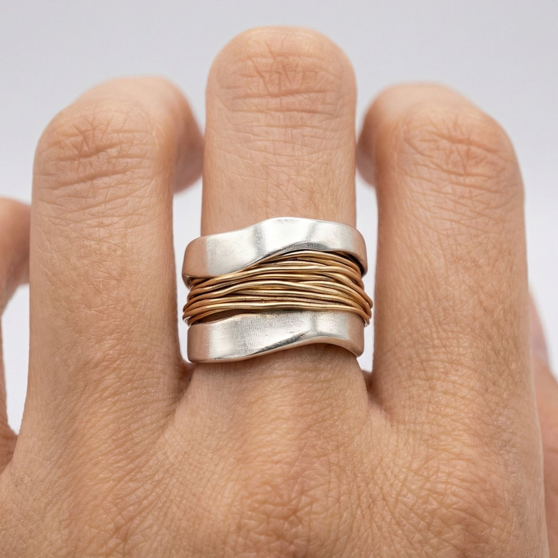 Zilveren Ring met Gouden Accenten – Wikkelontwerp 925 Sterling | Sansoti