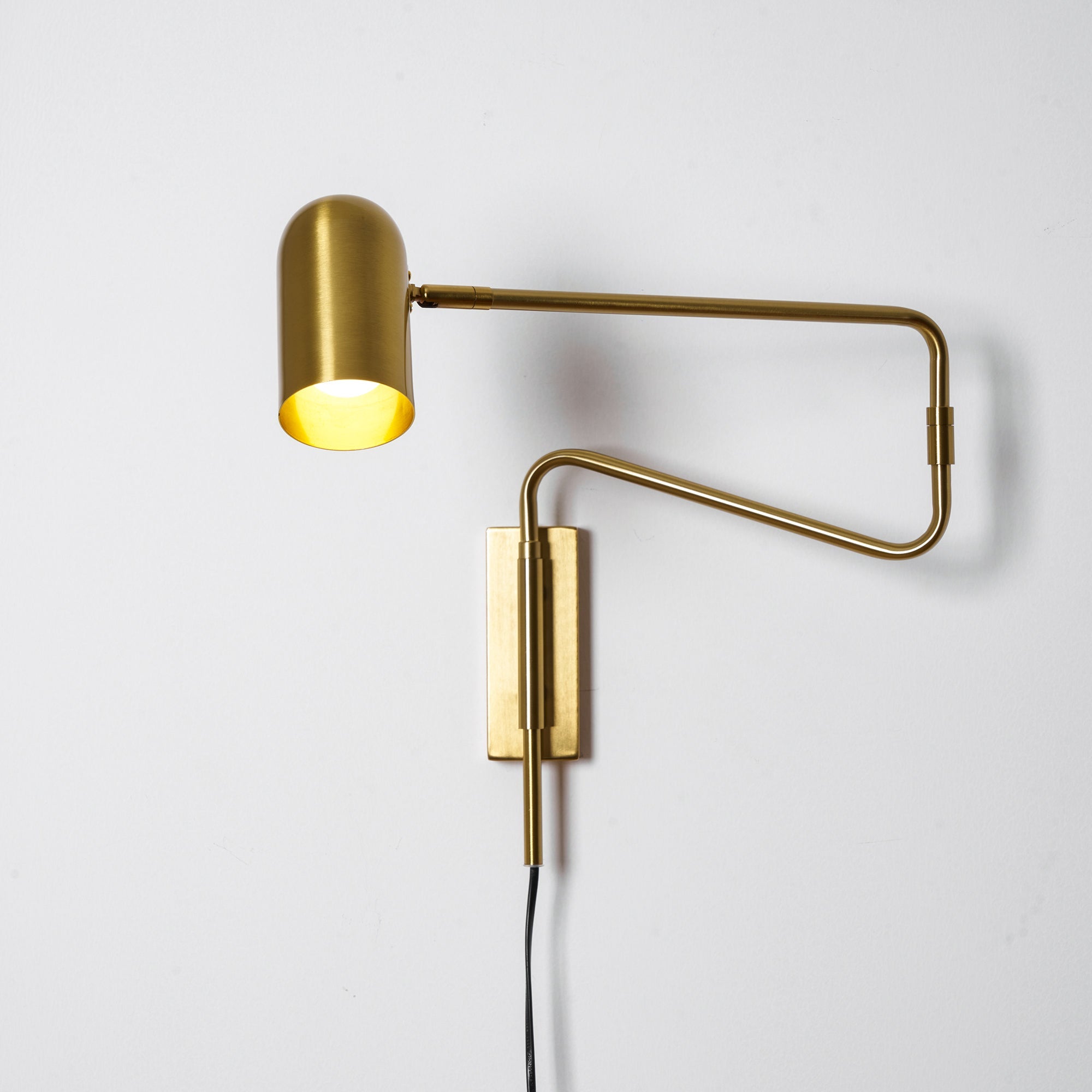 Verstelbare Wandlamp met Plug | Draaibare Arm en Zwenkkap | Perfect voor Slaapkamer en Leeshoek | Sansoti