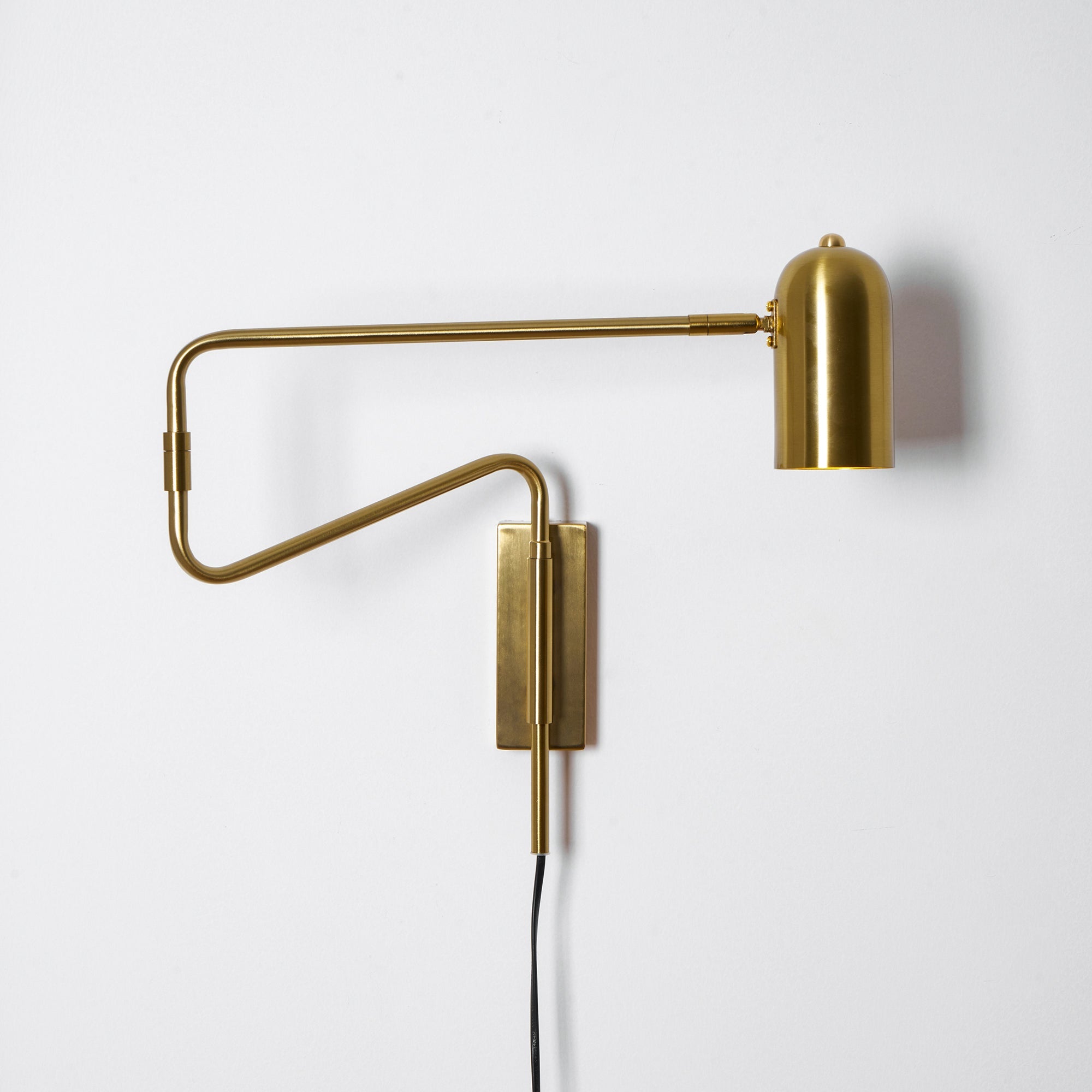 Verstelbare Wandlamp met Plug | Draaibare Arm en Zwenkkap | Perfect voor Slaapkamer en Leeshoek | Sansoti