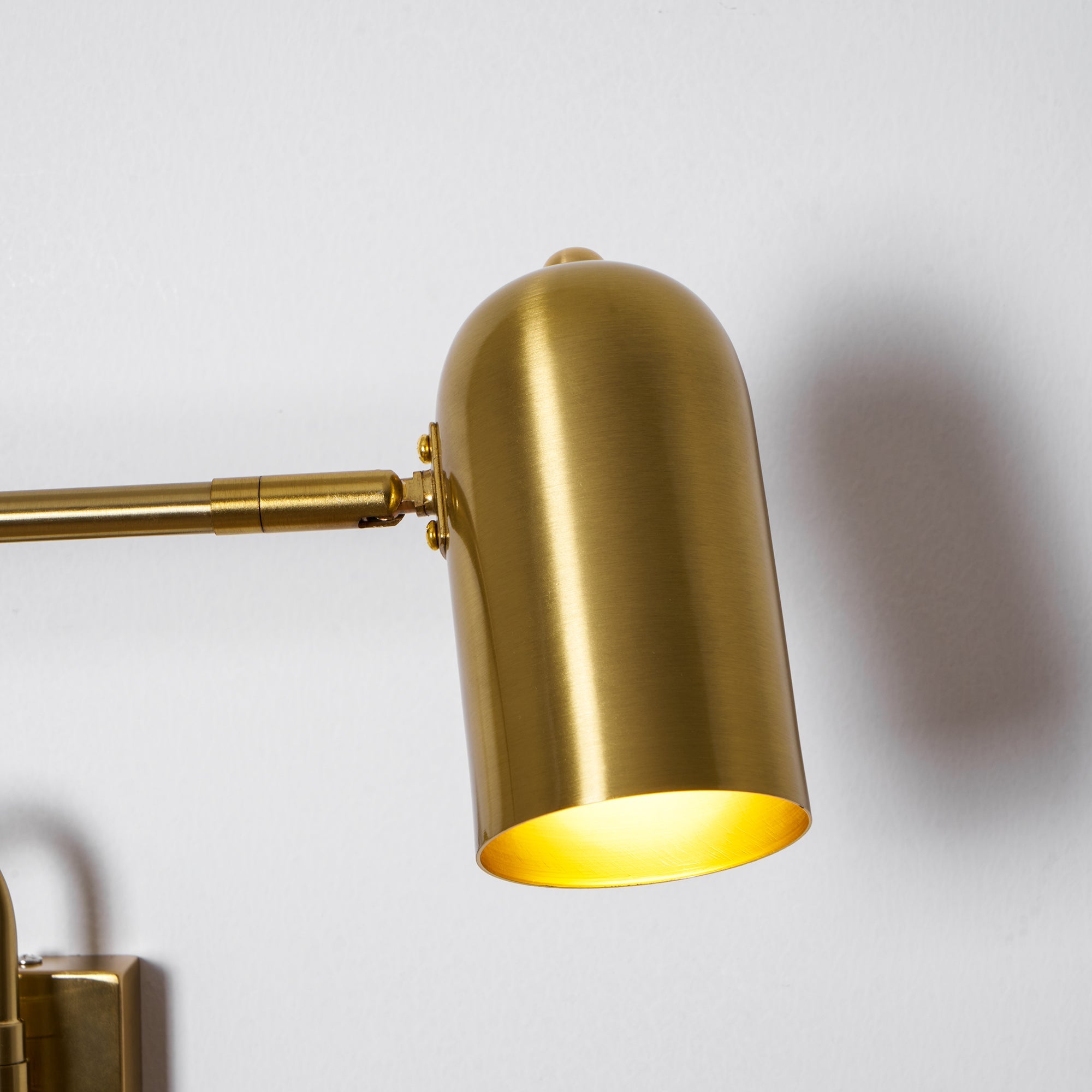 Verstelbare Wandlamp met Plug | Draaibare Arm en Zwenkkap | Perfect voor Slaapkamer en Leeshoek | Sansoti