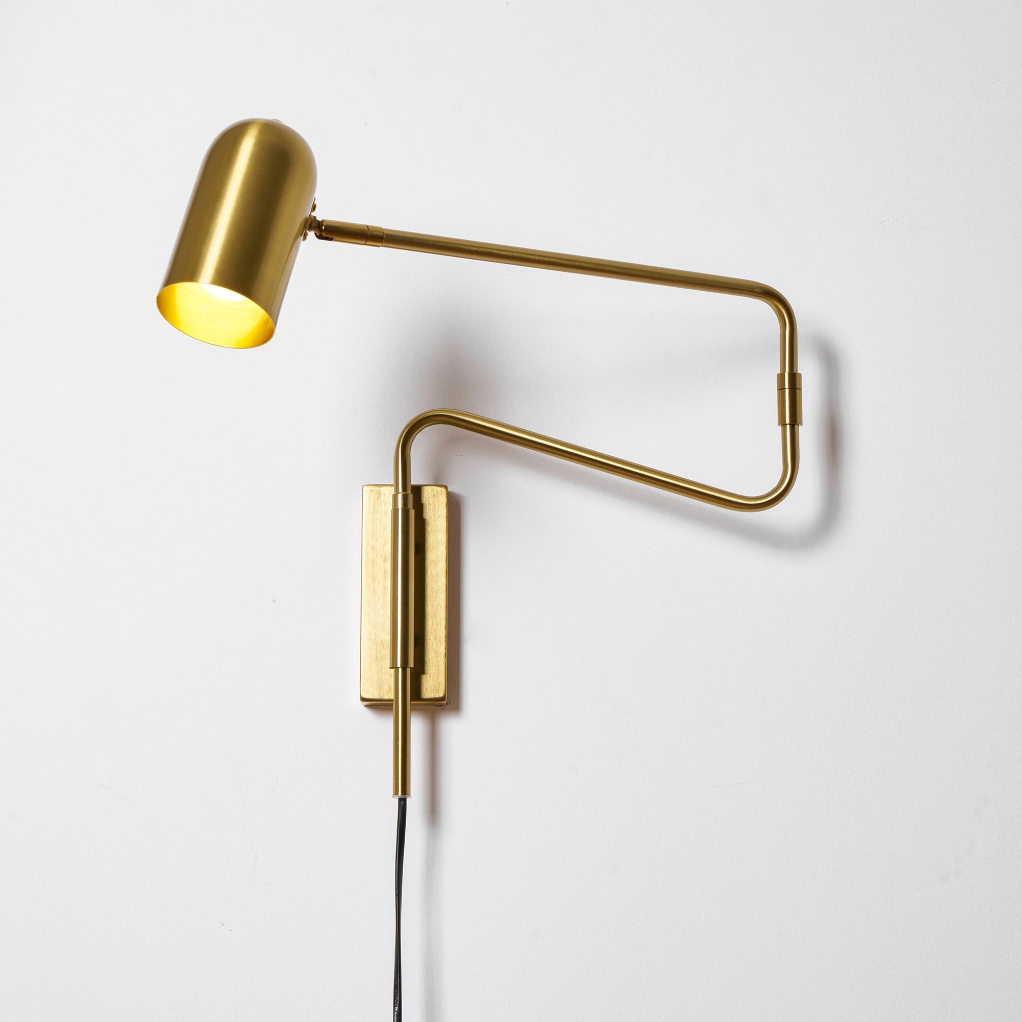 Verstelbare Wandlamp met Plug | Draaibare Arm en Zwenkkap | Perfect voor Slaapkamer en Leeshoek | Sansoti