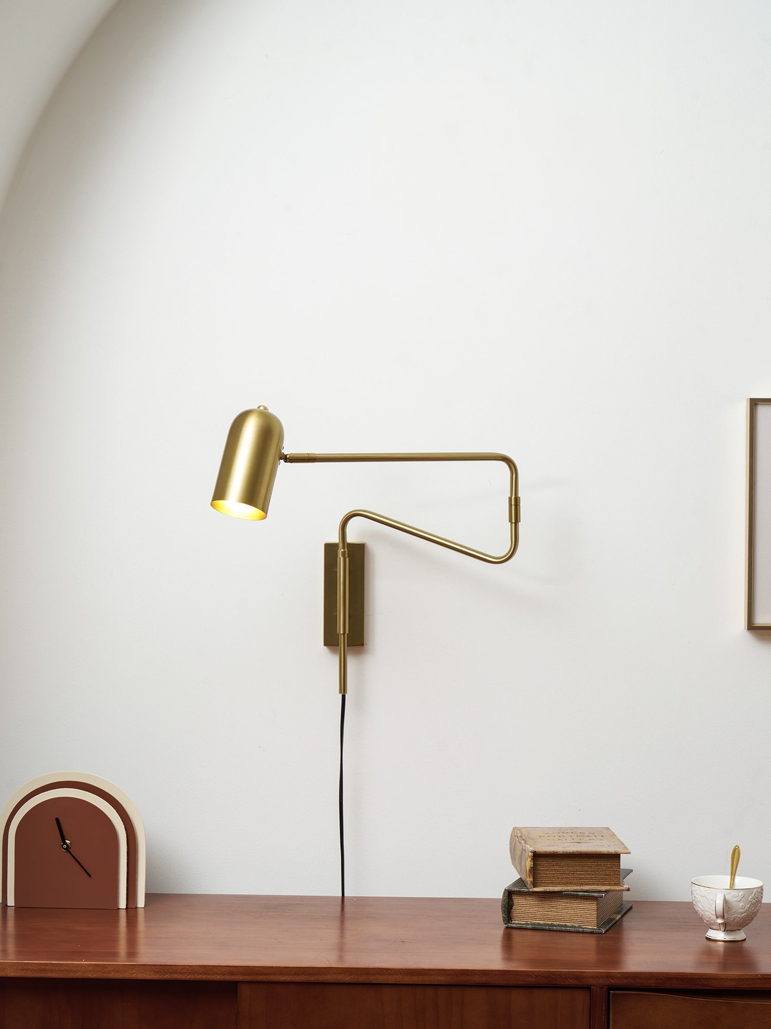 Verstelbare Wandlamp met Plug | Draaibare Arm en Zwenkkap | Perfect voor Slaapkamer en Leeshoek | Sansoti