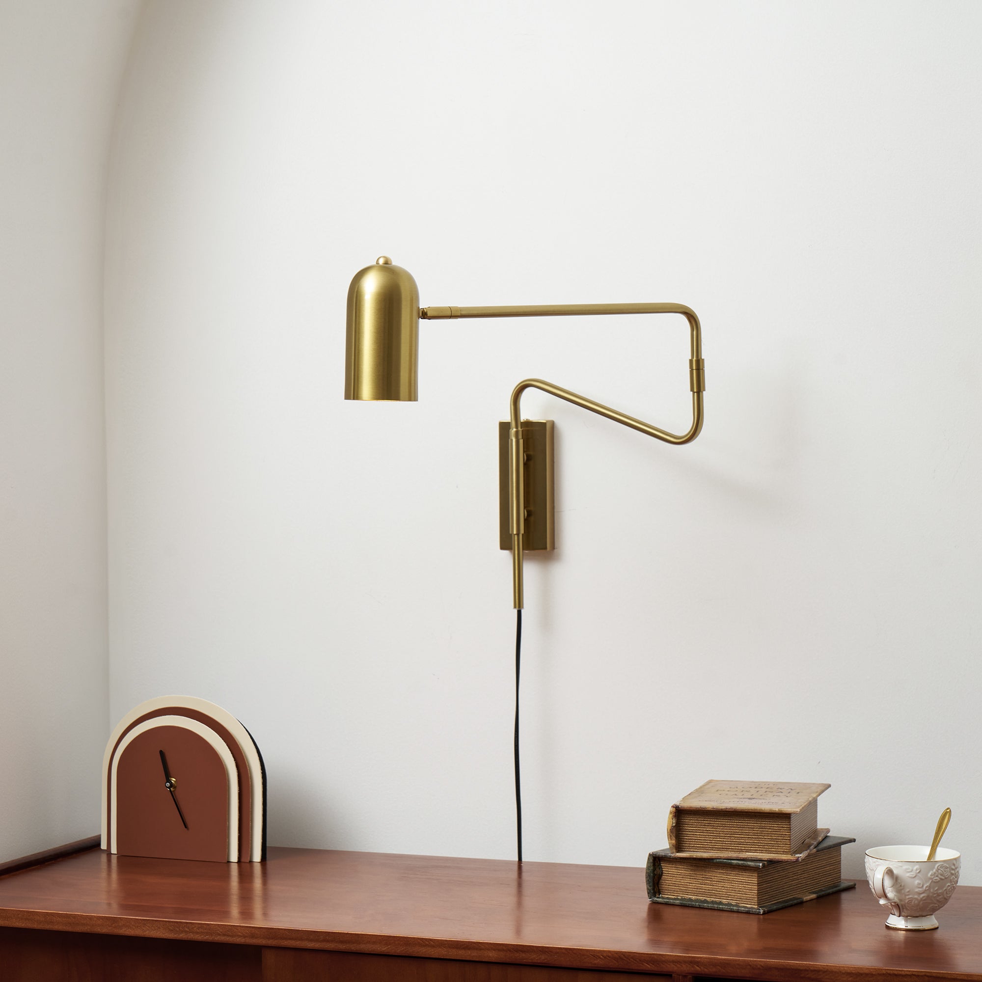 Verstelbare Wandlamp met Plug | Draaibare Arm en Zwenkkap | Perfect voor Slaapkamer en Leeshoek | Sansoti