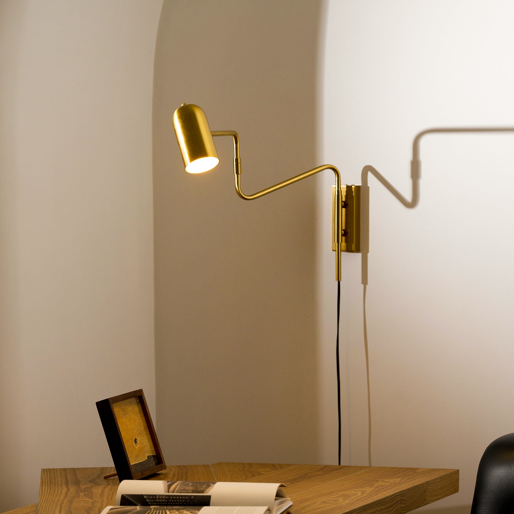 Verstelbare Wandlamp met Plug | Draaibare Arm en Zwenkkap | Perfect voor Slaapkamer en Leeshoek | Sansoti
