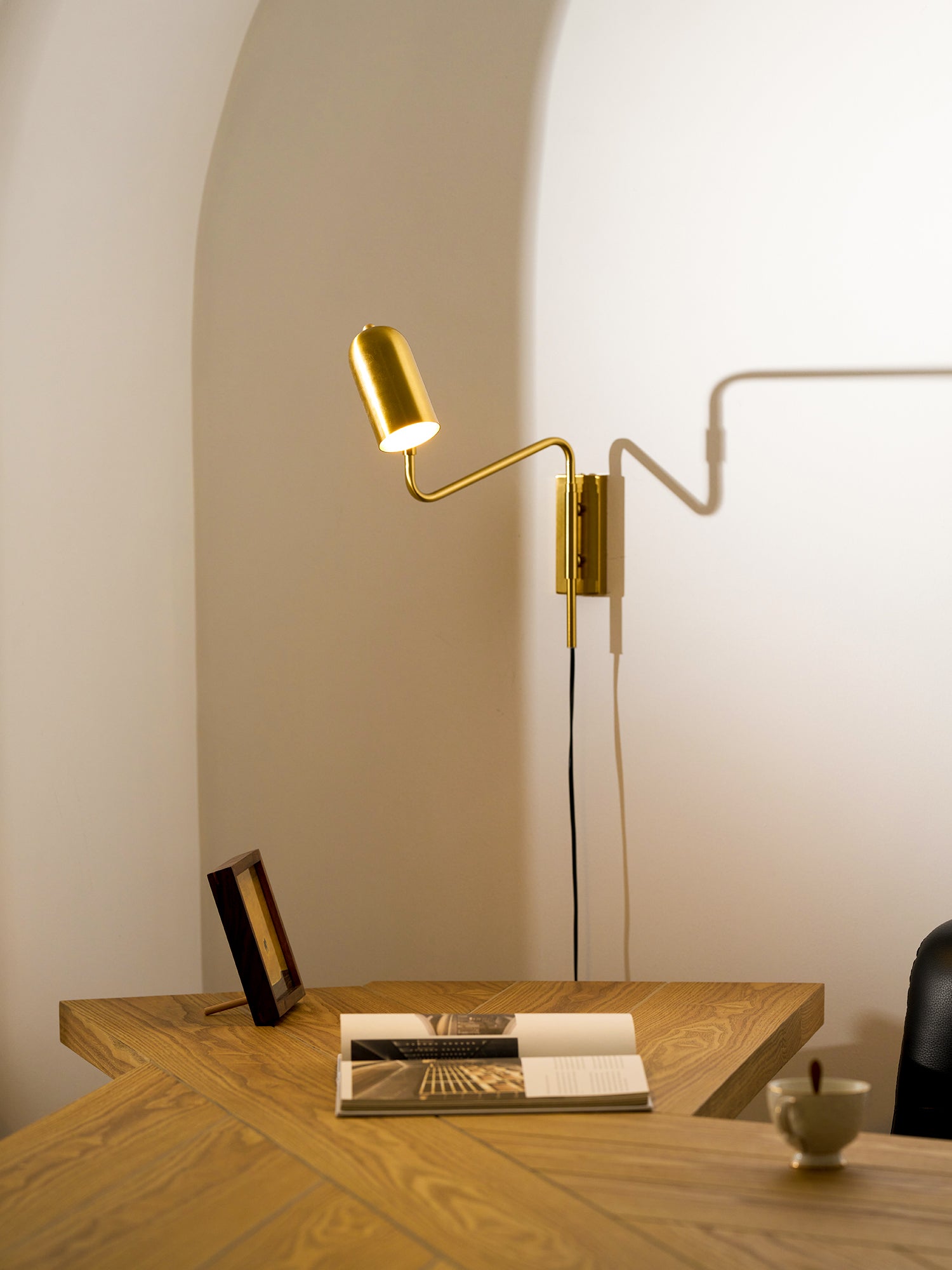 Verstelbare Wandlamp met Plug | Draaibare Arm en Zwenkkap | Perfect voor Slaapkamer en Leeshoek | Sansoti