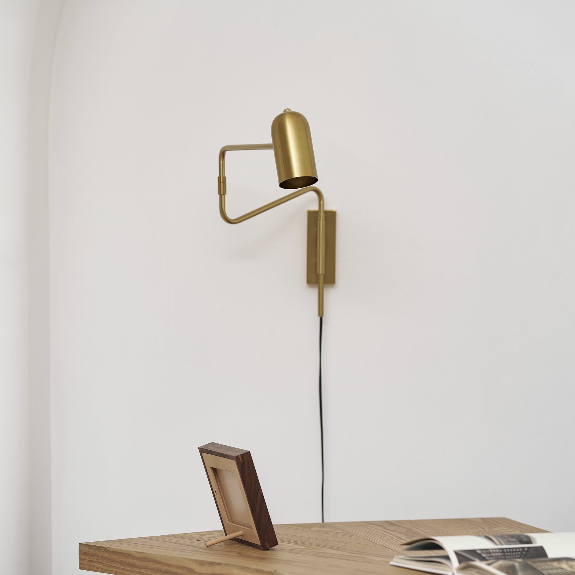 Verstelbare Wandlamp met Plug | Draaibare Arm en Zwenkkap | Perfect voor Slaapkamer en Leeshoek | Sansoti