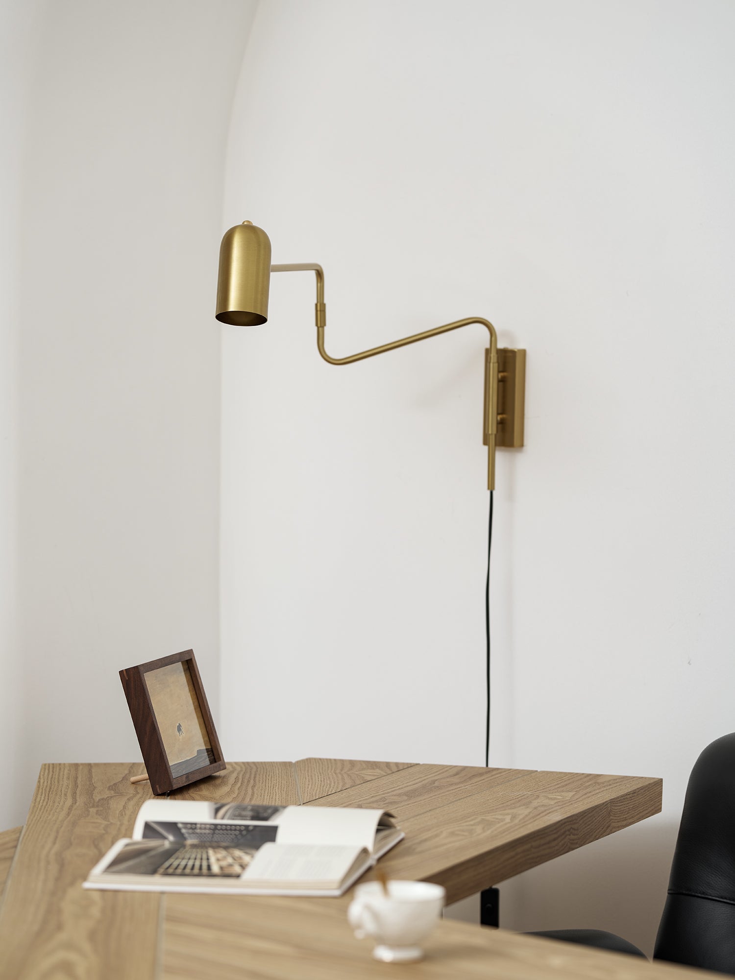 Verstelbare Wandlamp met Plug | Draaibare Arm en Zwenkkap | Perfect voor Slaapkamer en Leeshoek | Sansoti
