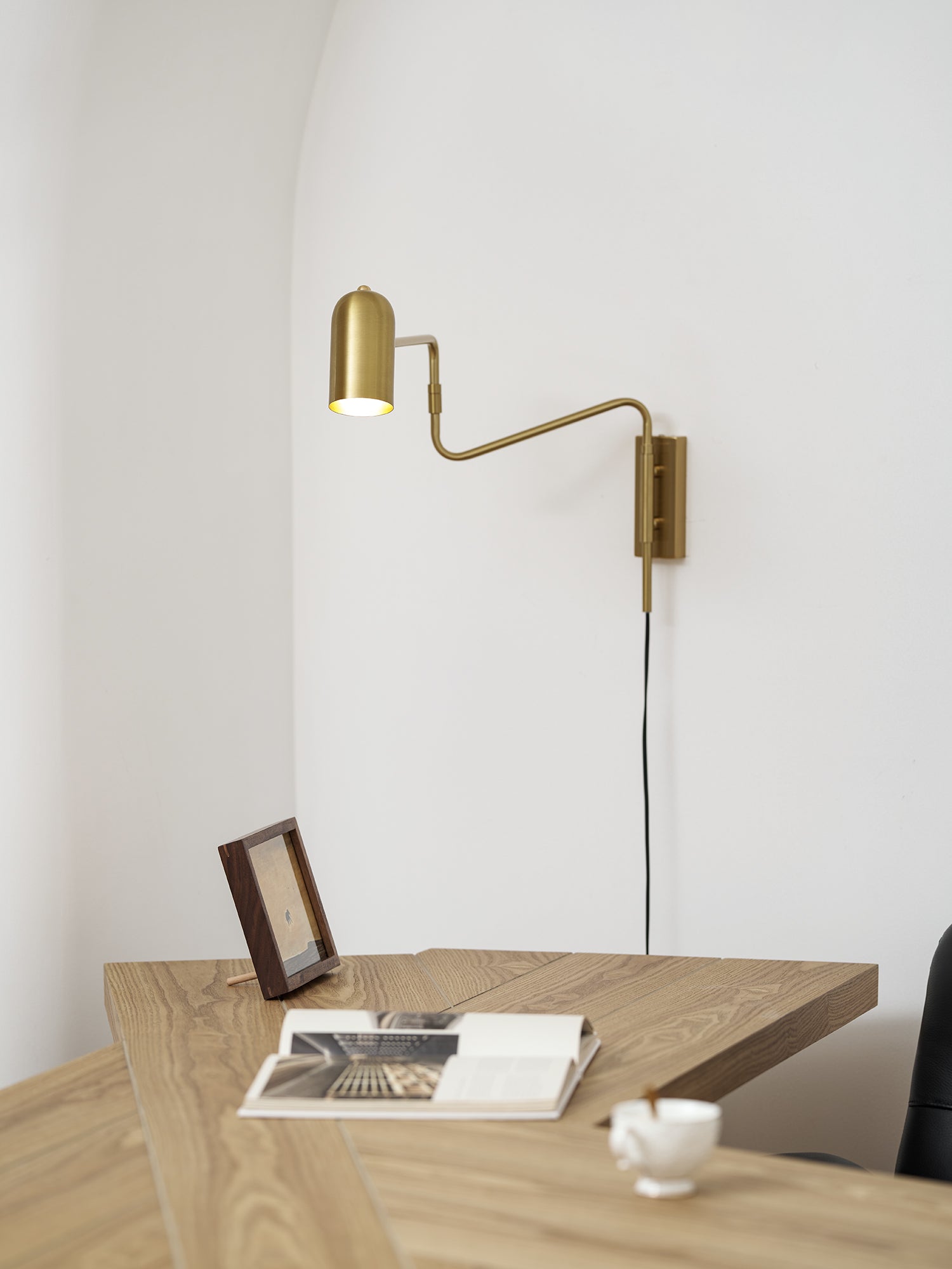Verstelbare Wandlamp met Plug | Draaibare Arm en Zwenkkap | Perfect voor Slaapkamer en Leeshoek | Sansoti