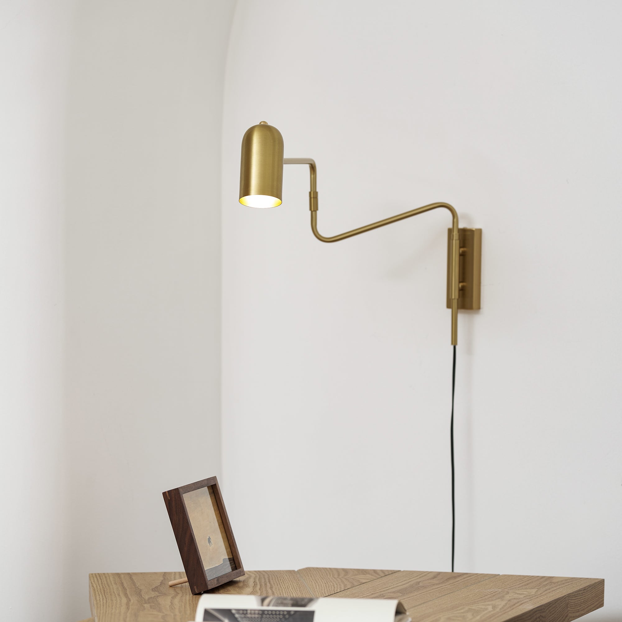 Verstelbare Wandlamp met Plug | Draaibare Arm en Zwenkkap | Perfect voor Slaapkamer en Leeshoek | Sansoti