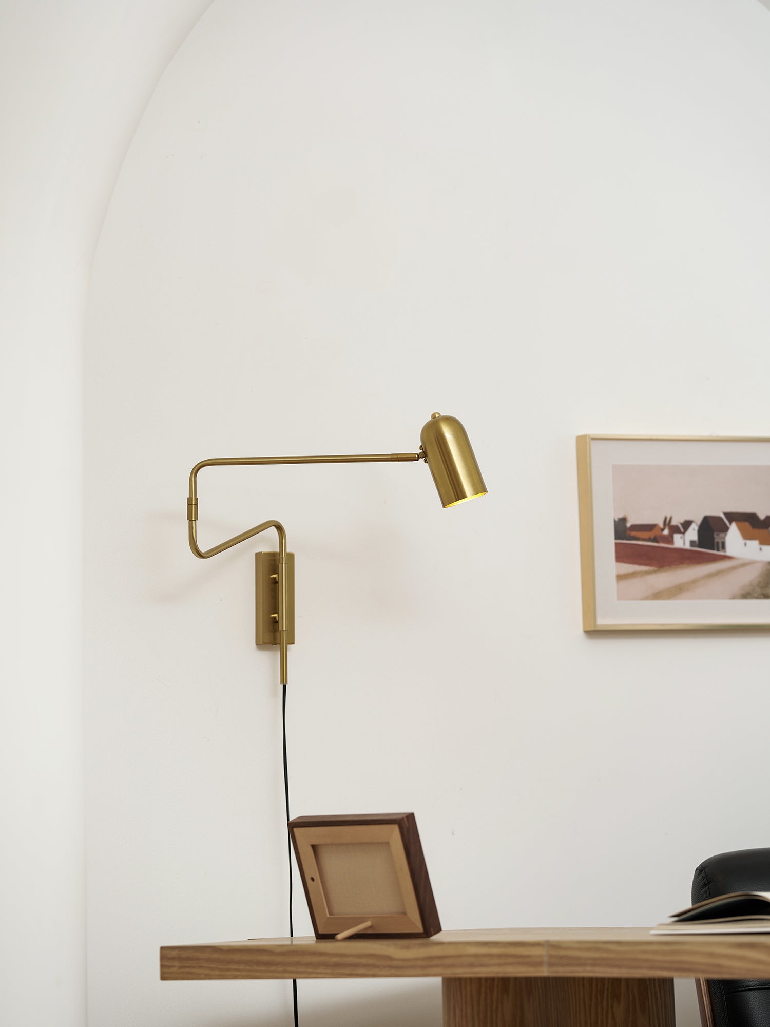 Verstelbare Wandlamp met Plug | Draaibare Arm en Zwenkkap | Perfect voor Slaapkamer en Leeshoek | Sansoti