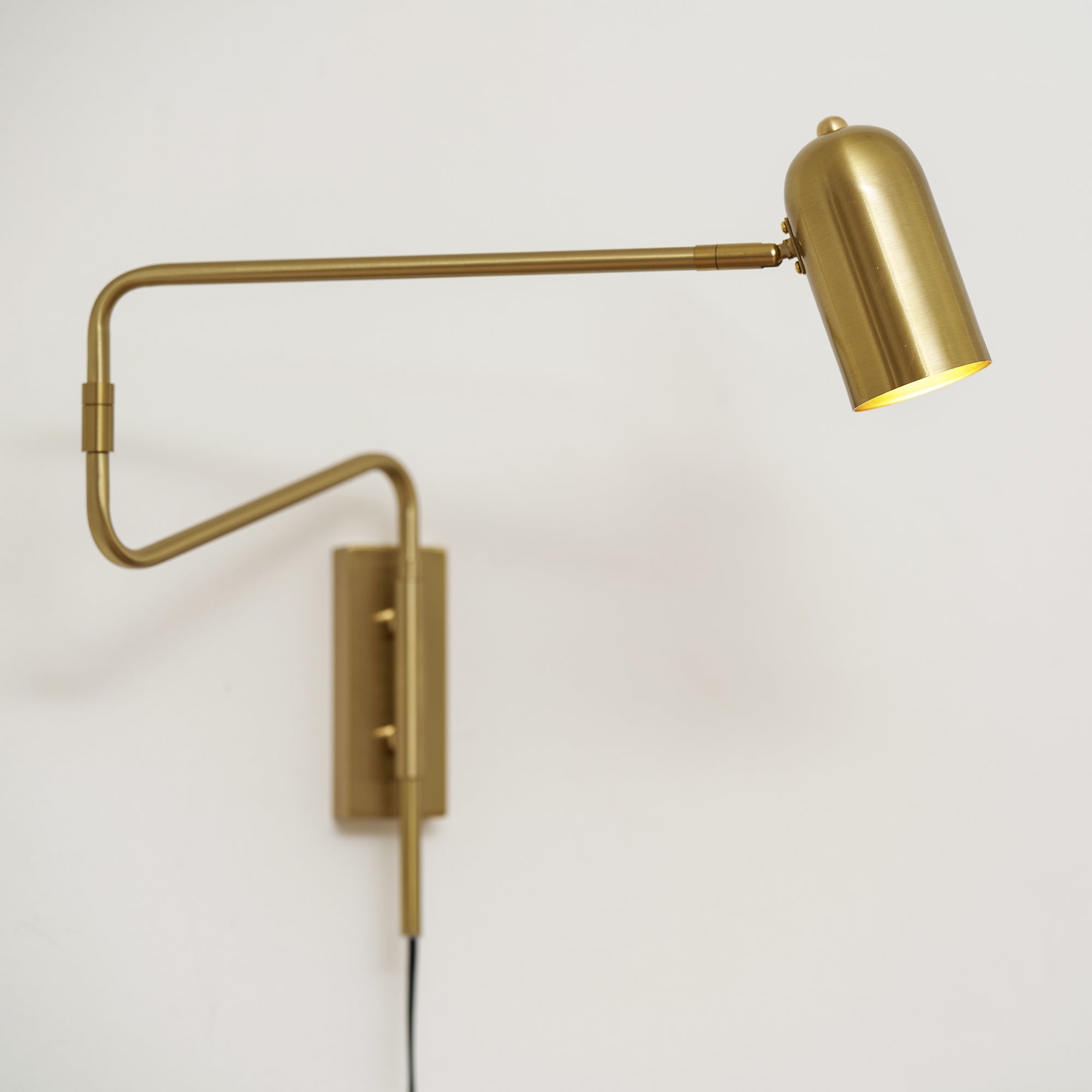 Verstelbare Wandlamp met Plug | Draaibare Arm en Zwenkkap | Perfect voor Slaapkamer en Leeshoek | Sansoti