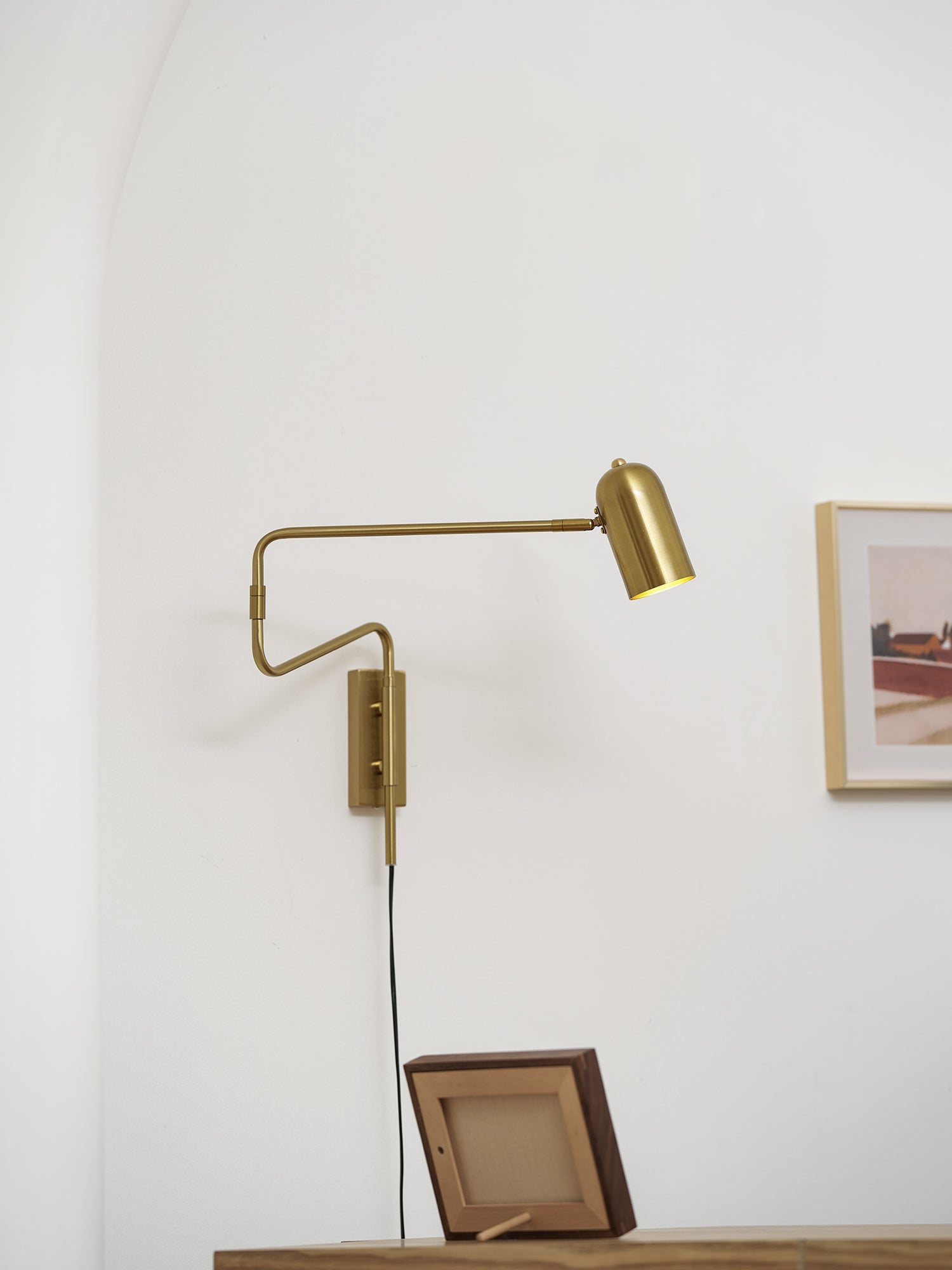 Verstelbare Wandlamp met Plug | Draaibare Arm en Zwenkkap | Perfect voor Slaapkamer en Leeshoek | Sansoti
