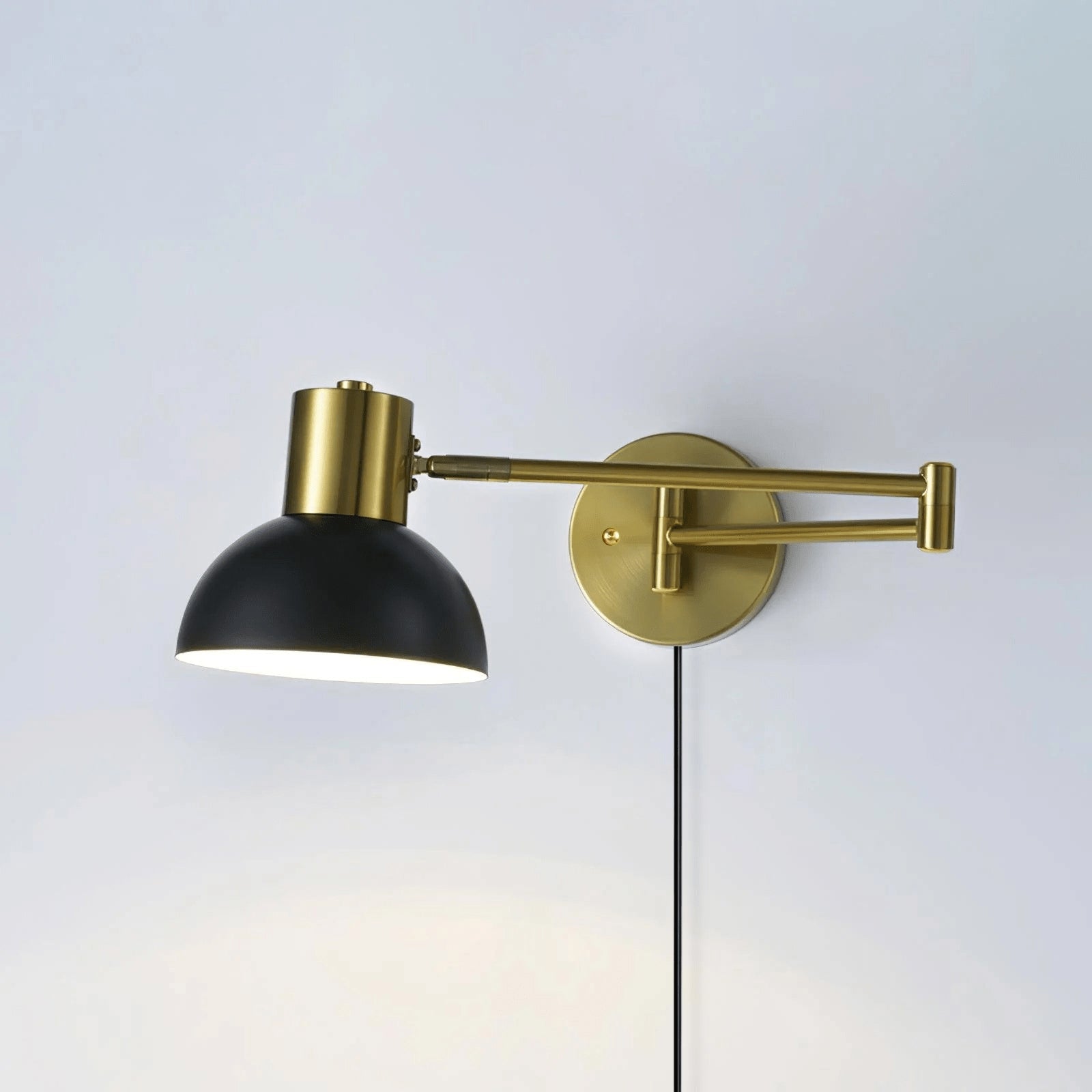 Verstelbare Wandlamp met Plug | Draaibare Arm en Zwenkkap | Perfect voor Slaapkamer en Leeshoek | Sansoti