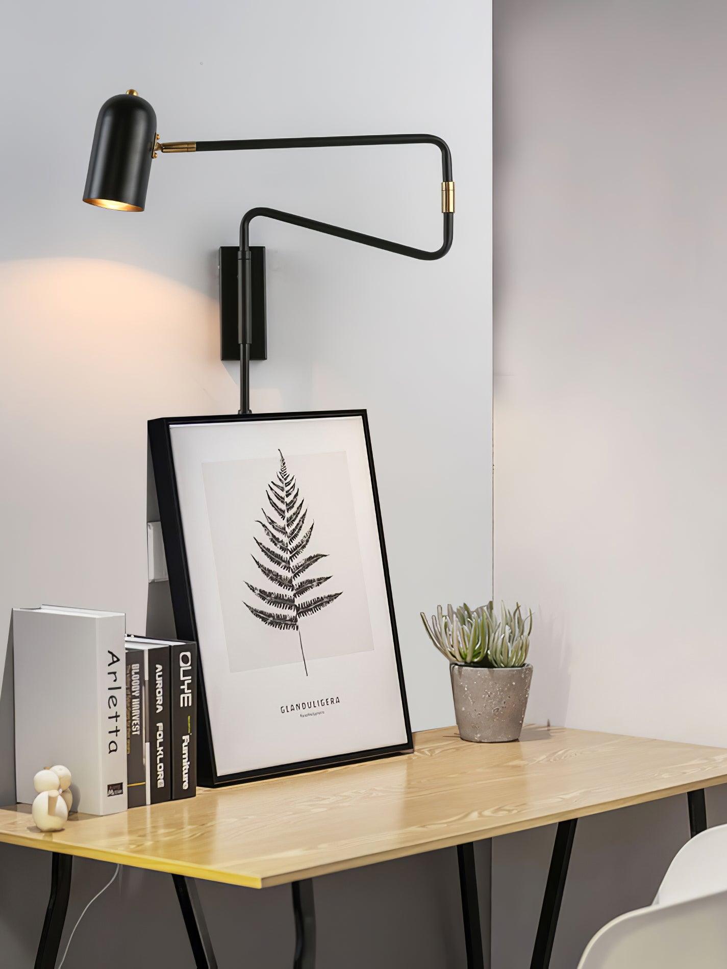 Verstelbare Wandlamp met Plug | Draaibare Arm en Zwenkkap | Perfect voor Slaapkamer en Leeshoek | Sansoti