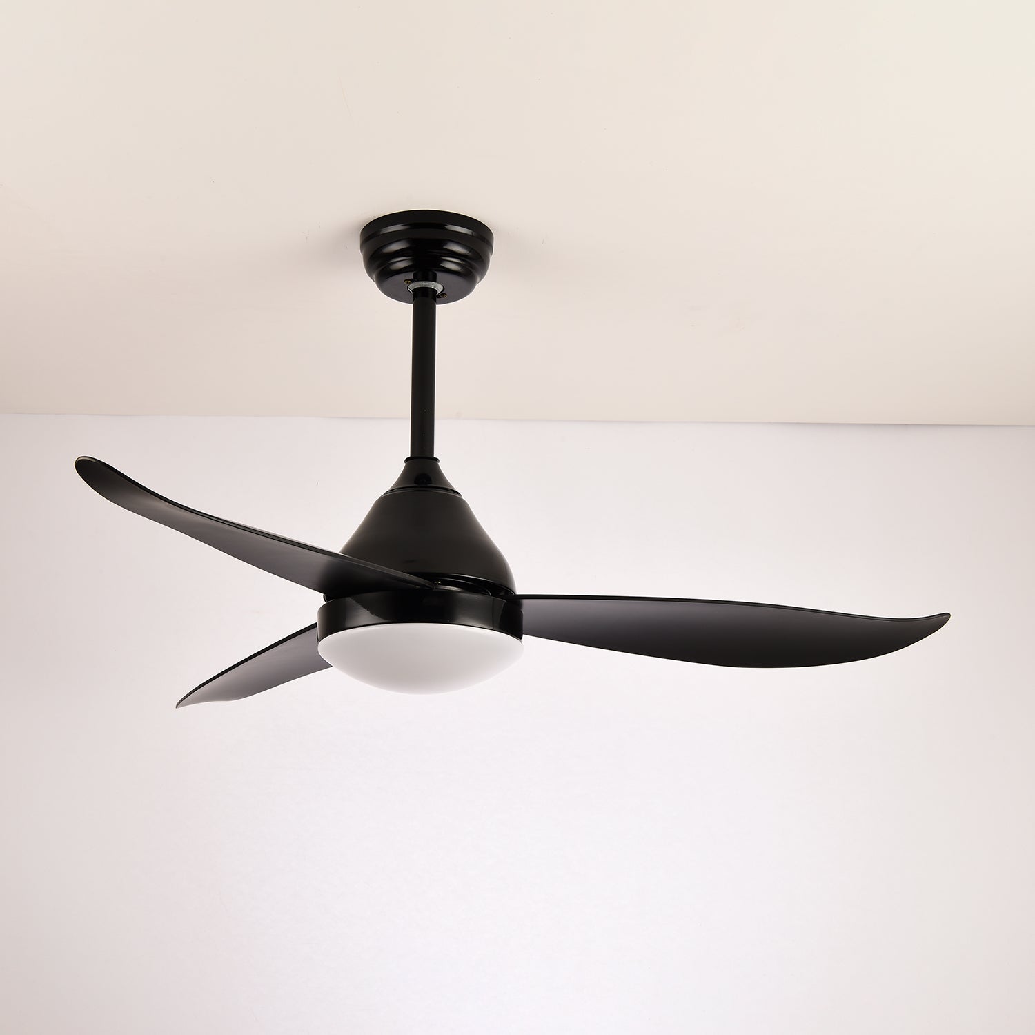 Ventilateur de plafond moderne Fia avec éclairage 3 vitesses télécommande ø106 cm noir blanc couleur bois | Sansoti