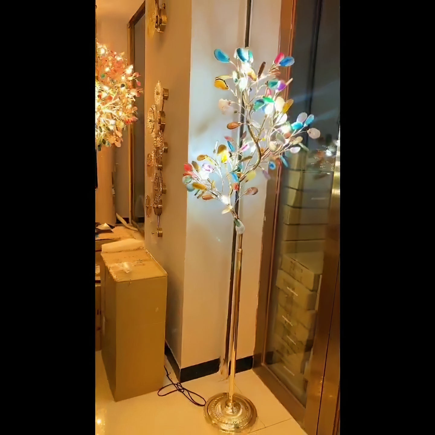 Agaat Vloerlamp – 8-Lampen Boomvorm Natuursteen Sculptuur 175 cm Koperen Finish Stained-Glass Effect Amber Blauw Groen Roze Paars Multicolor Statement Piece | Sansoti