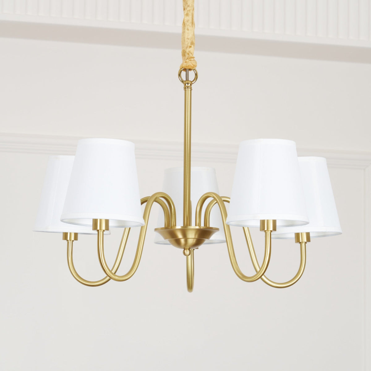 Klassischer Stoff-Kronleuchter mit Messingrahmen, mehreren Leuchtstellen und elegantem weißen Design für das Wohnzimmer | Sansoti