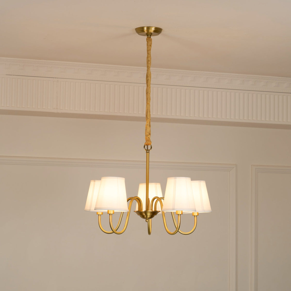 Klassischer Stoff-Kronleuchter mit Messingrahmen, mehreren Leuchtstellen und elegantem weißen Design für das Wohnzimmer | Sansoti