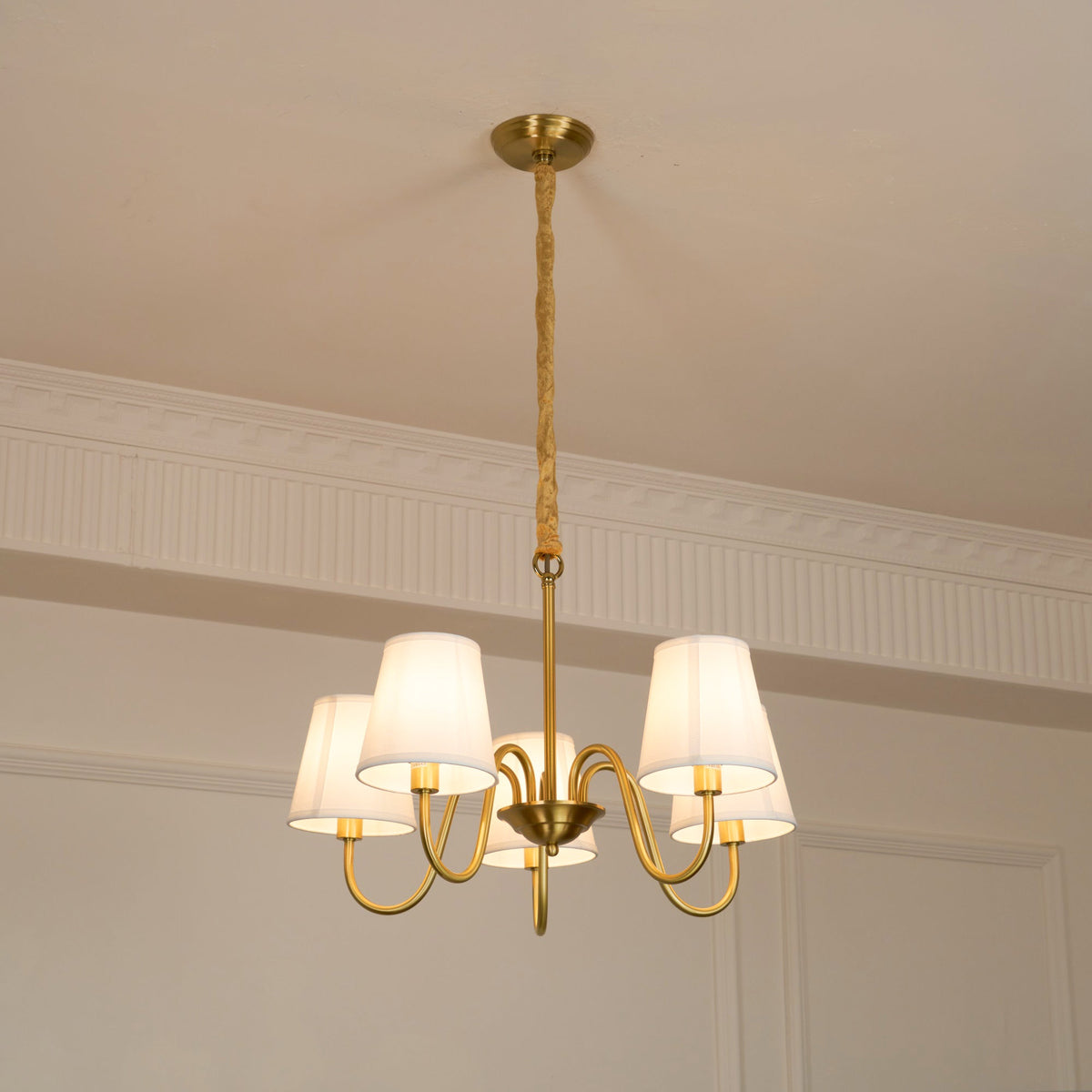Klassischer Stoff-Kronleuchter mit Messingrahmen, mehreren Leuchtstellen und elegantem weißen Design für das Wohnzimmer | Sansoti