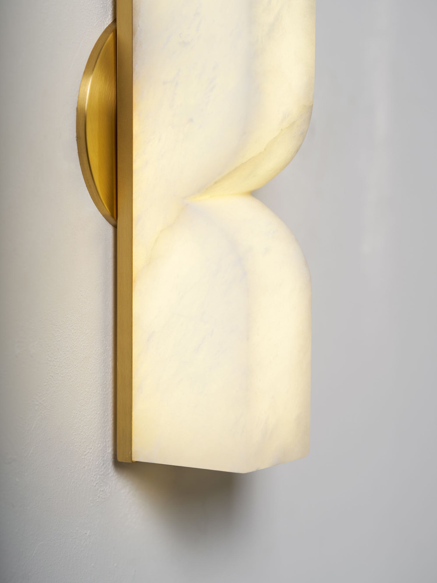 Natuursteen Wandlamp – Massief Alabaster met Organische Vormgeving & Warm Licht | Sansoti