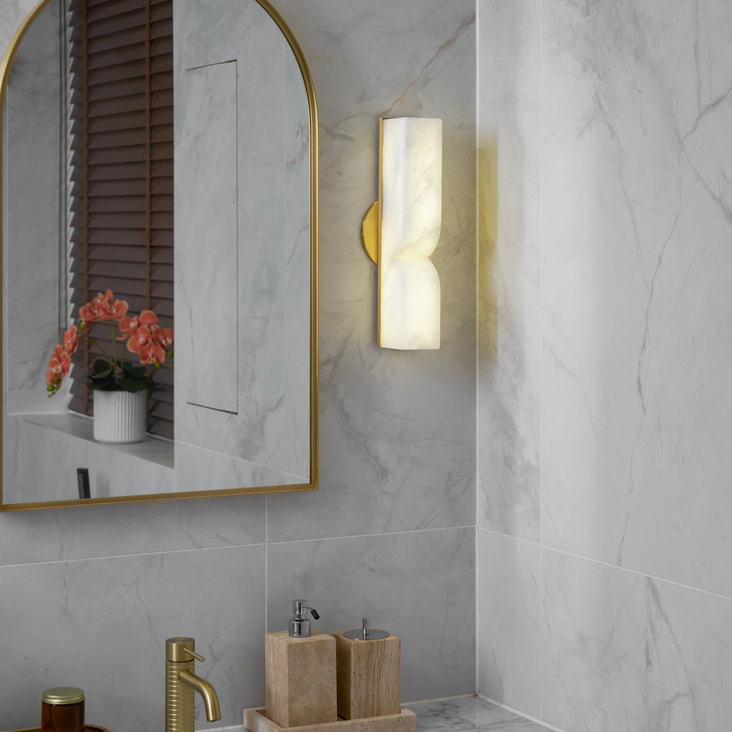 Natuursteen Wandlamp – Massief Alabaster met Organische Vormgeving & Warm Licht | Sansoti