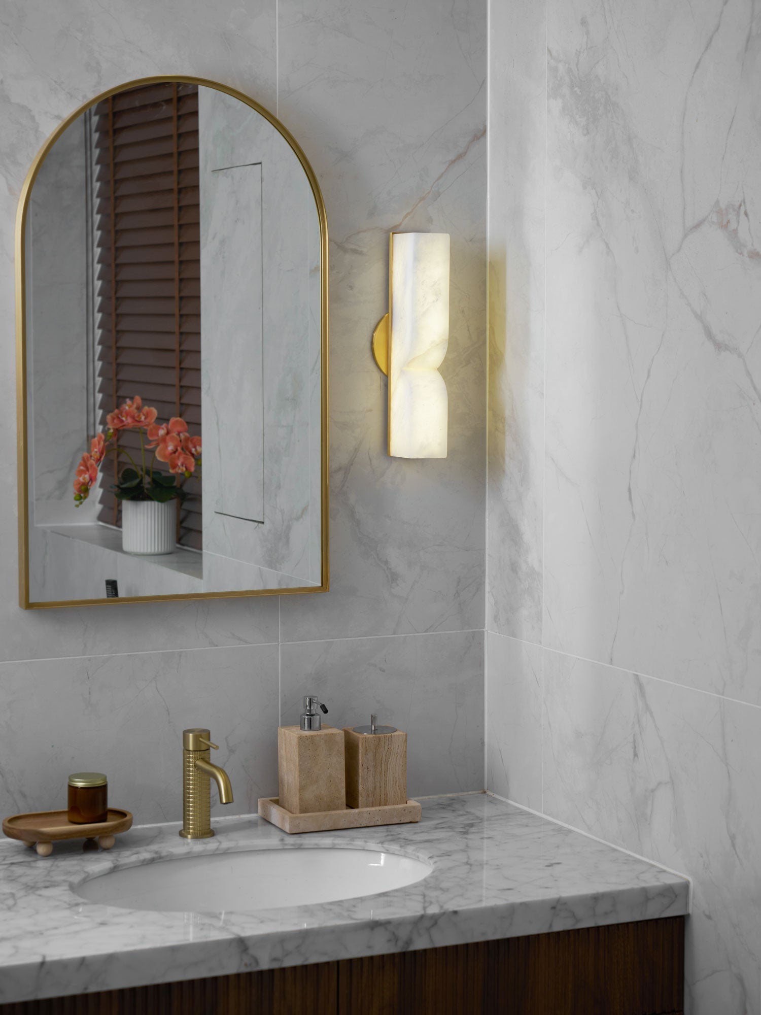 Natuursteen Wandlamp – Massief Alabaster met Organische Vormgeving & Warm Licht | Sansoti