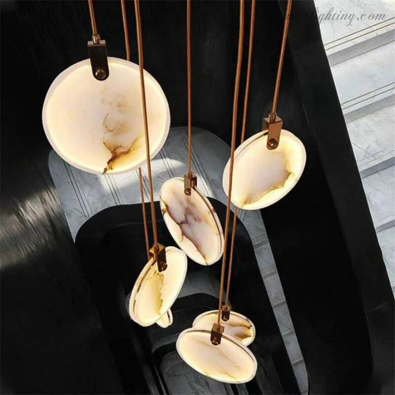 Lustre pour cage d’escalier en albâtre et laiton Haut plafond Puits de lumière Suspension Plusieurs points lumineux Luxe | Sansoti