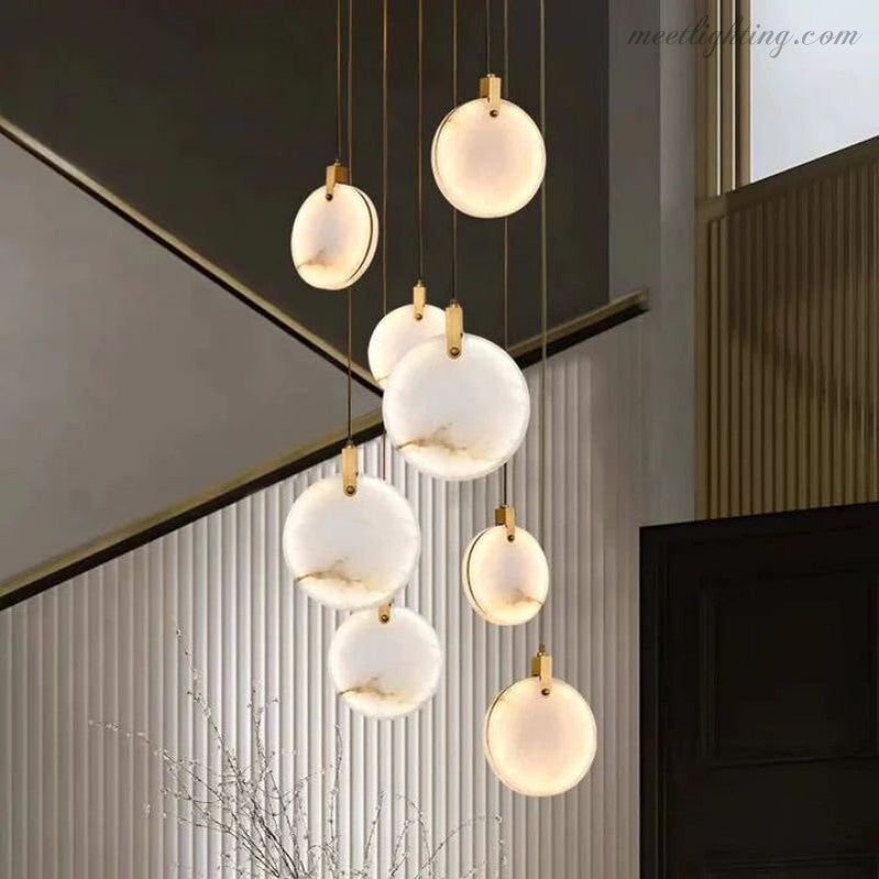 Lustre pour cage d’escalier en albâtre et laiton Haut plafond Puits de lumière Suspension Plusieurs points lumineux Luxe | Sansoti