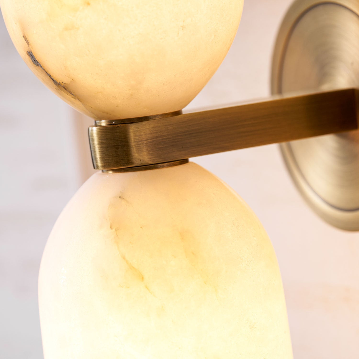 Alabasten Wandlamp met Messing — Dubbele Lichtschijven en Centrale Metalen Ster | Sansoti