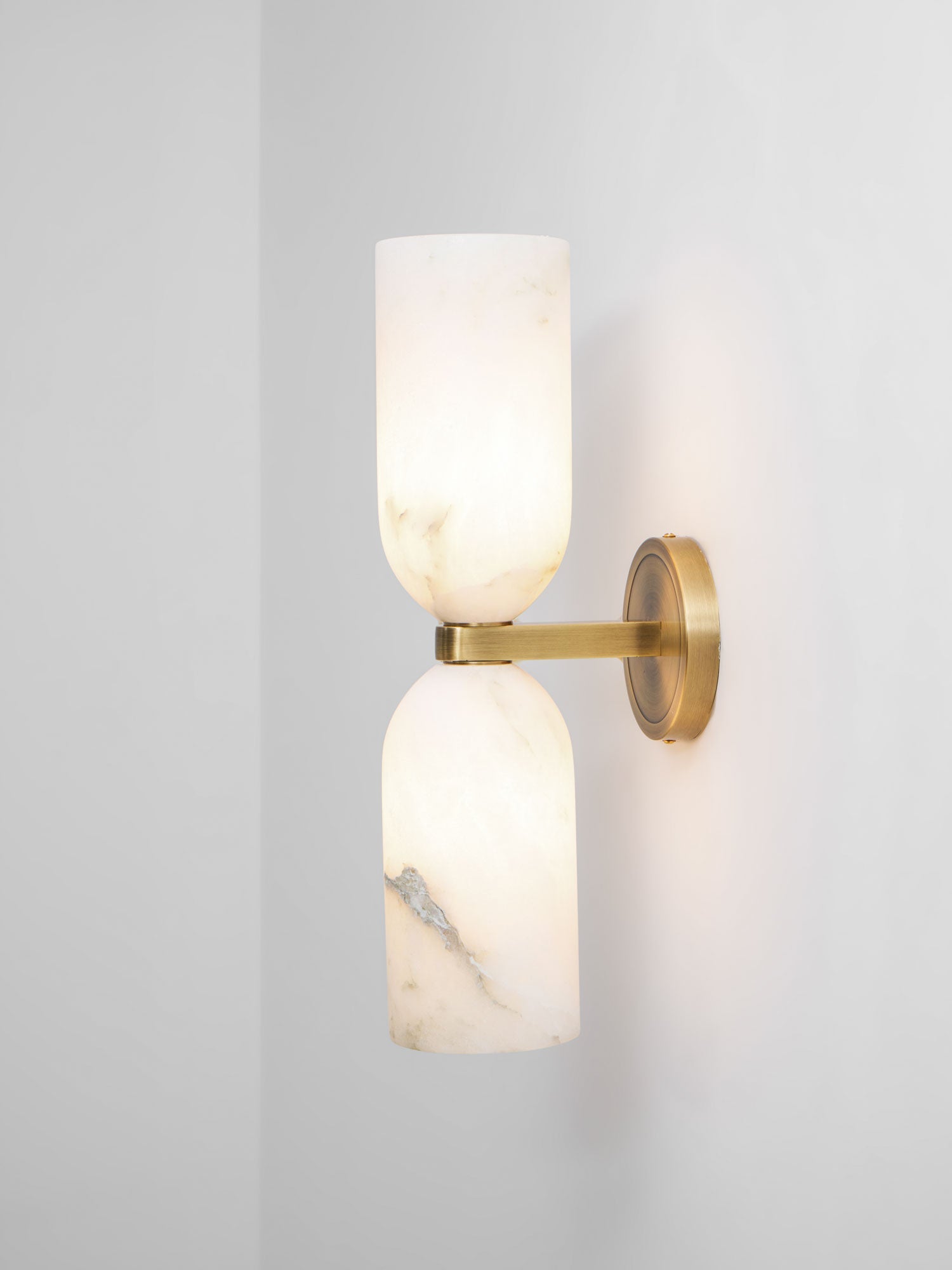 Alabasten Wandlamp met Messing — Dubbele Lichtschijven en Centrale Metalen Ster | Sansoti