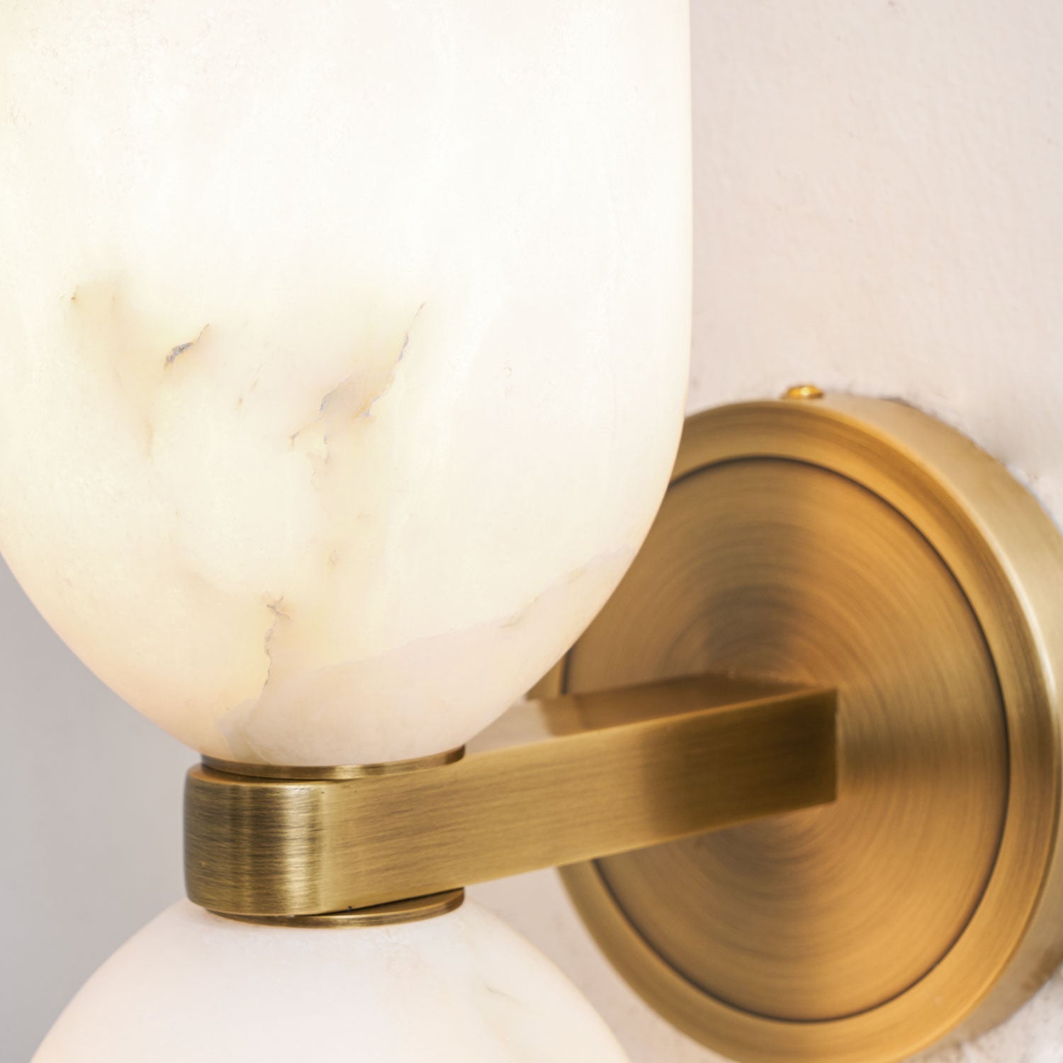 Alabasten Wandlamp met Messing — Dubbele Lichtschijven en Centrale Metalen Ster | Sansoti