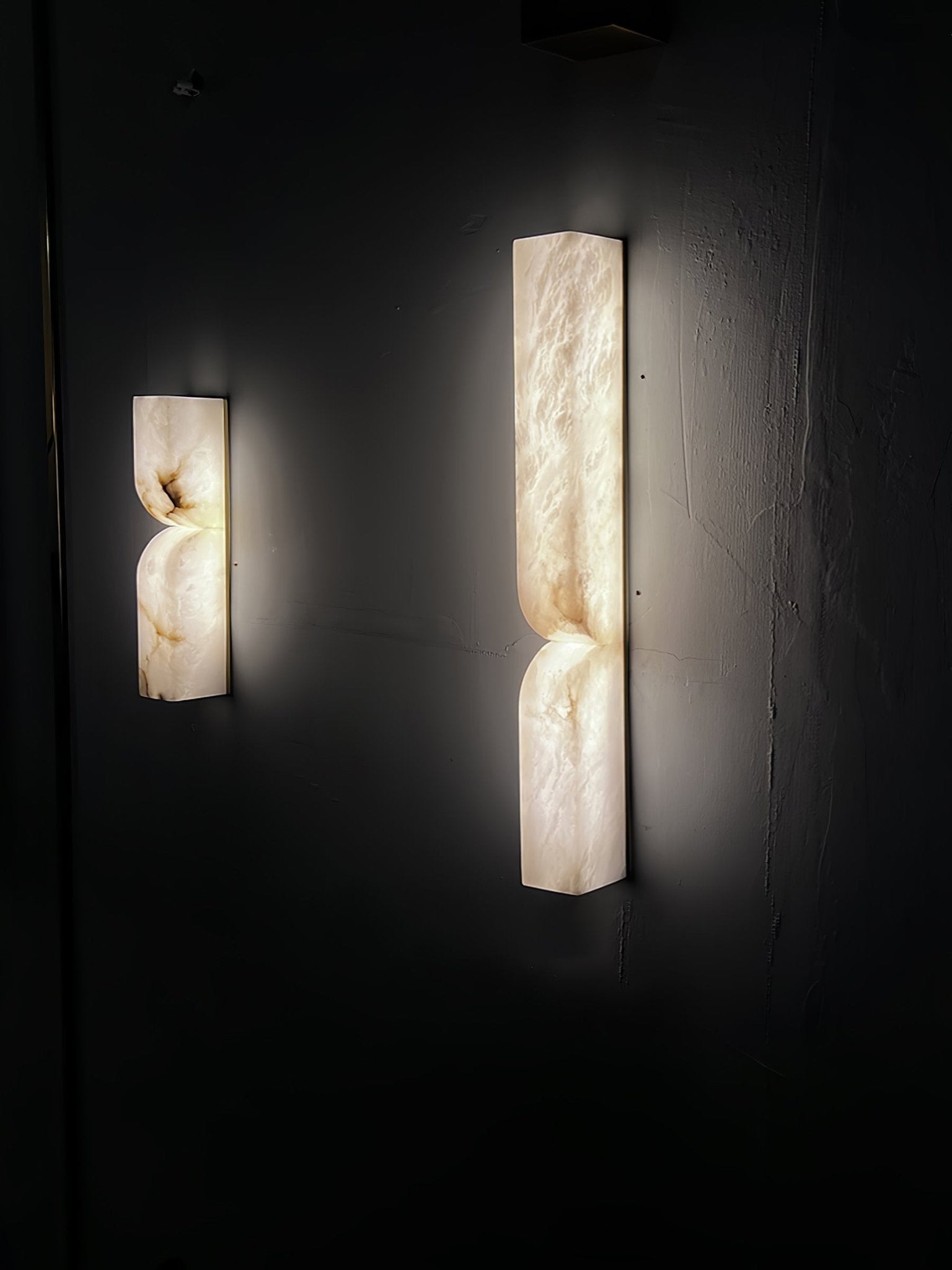 Natuursteen Wandlamp – Massief Alabaster met Organische Vormgeving & Warm Licht | Sansoti