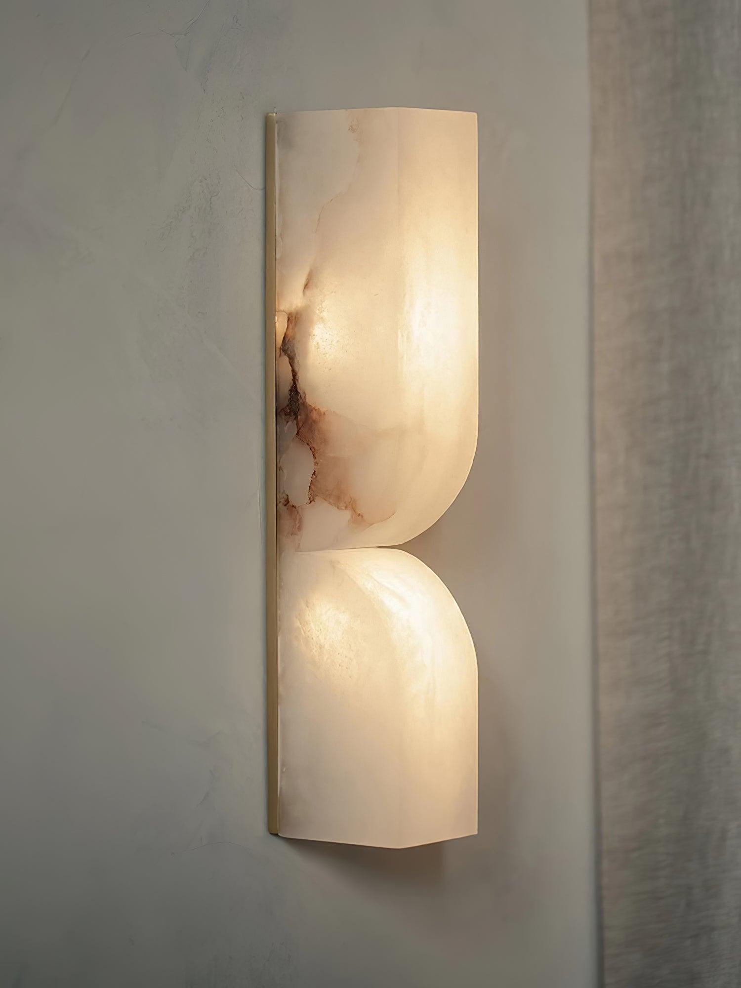 Natuursteen Wandlamp – Massief Alabaster met Organische Vormgeving & Warm Licht | Sansoti