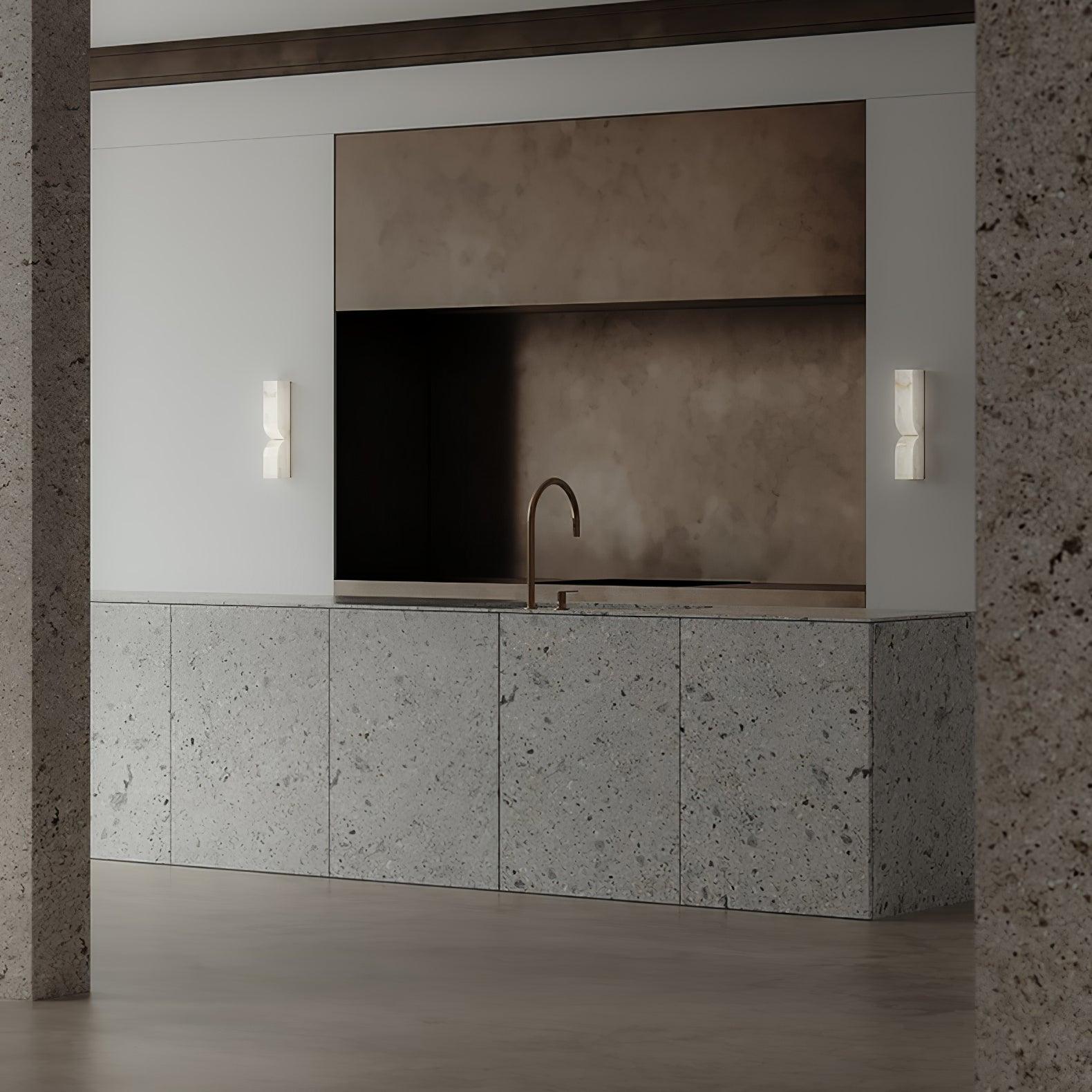 Natuursteen Wandlamp – Massief Alabaster met Organische Vormgeving & Warm Licht | Sansoti