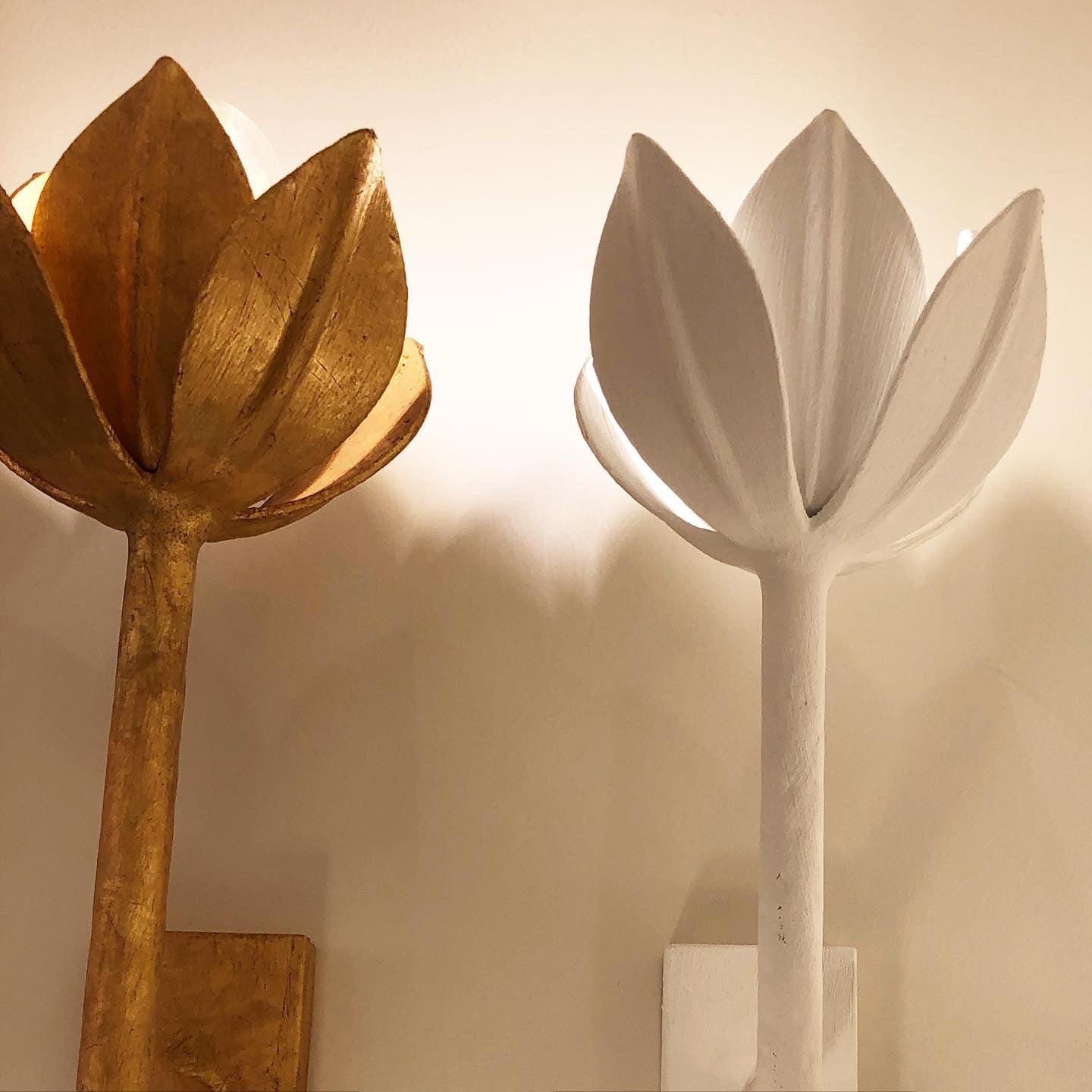 Design Wandlamp met Bloemvorm in Messing en Gips – Artistieke Wandverlichting Geïnspireerd op Giacometti voor Woonkamer en Hal | Sansoti