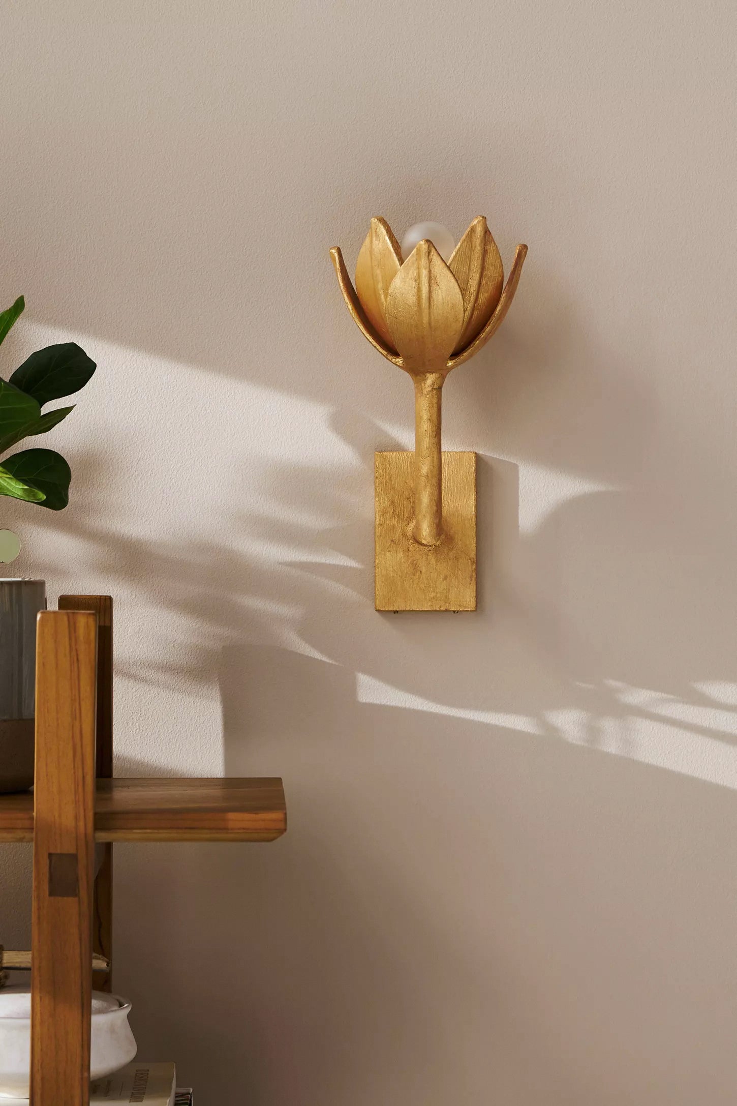 Design Wandlamp met Bloemvorm in Messing en Gips – Artistieke Wandverlichting Geïnspireerd op Giacometti voor Woonkamer en Hal | Sansoti