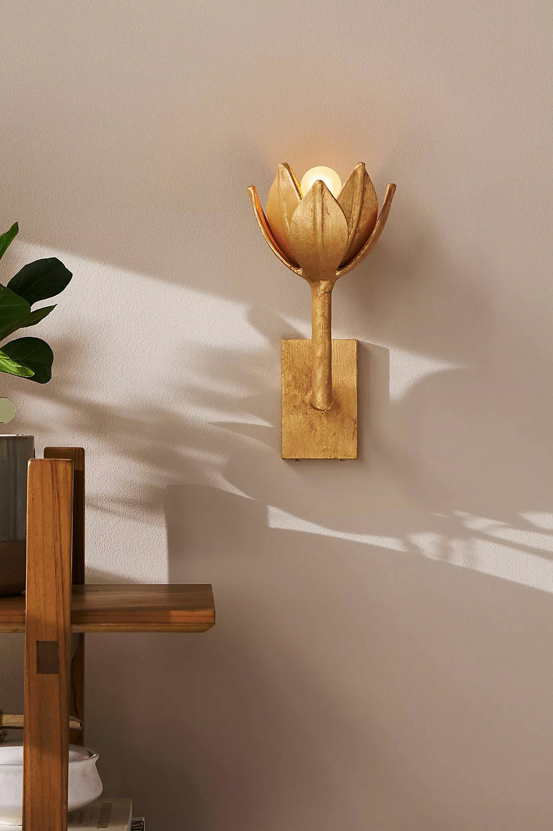 Design Wandlamp met Bloemvorm in Messing en Gips – Artistieke Wandverlichting Geïnspireerd op Giacometti voor Woonkamer en Hal | Sansoti