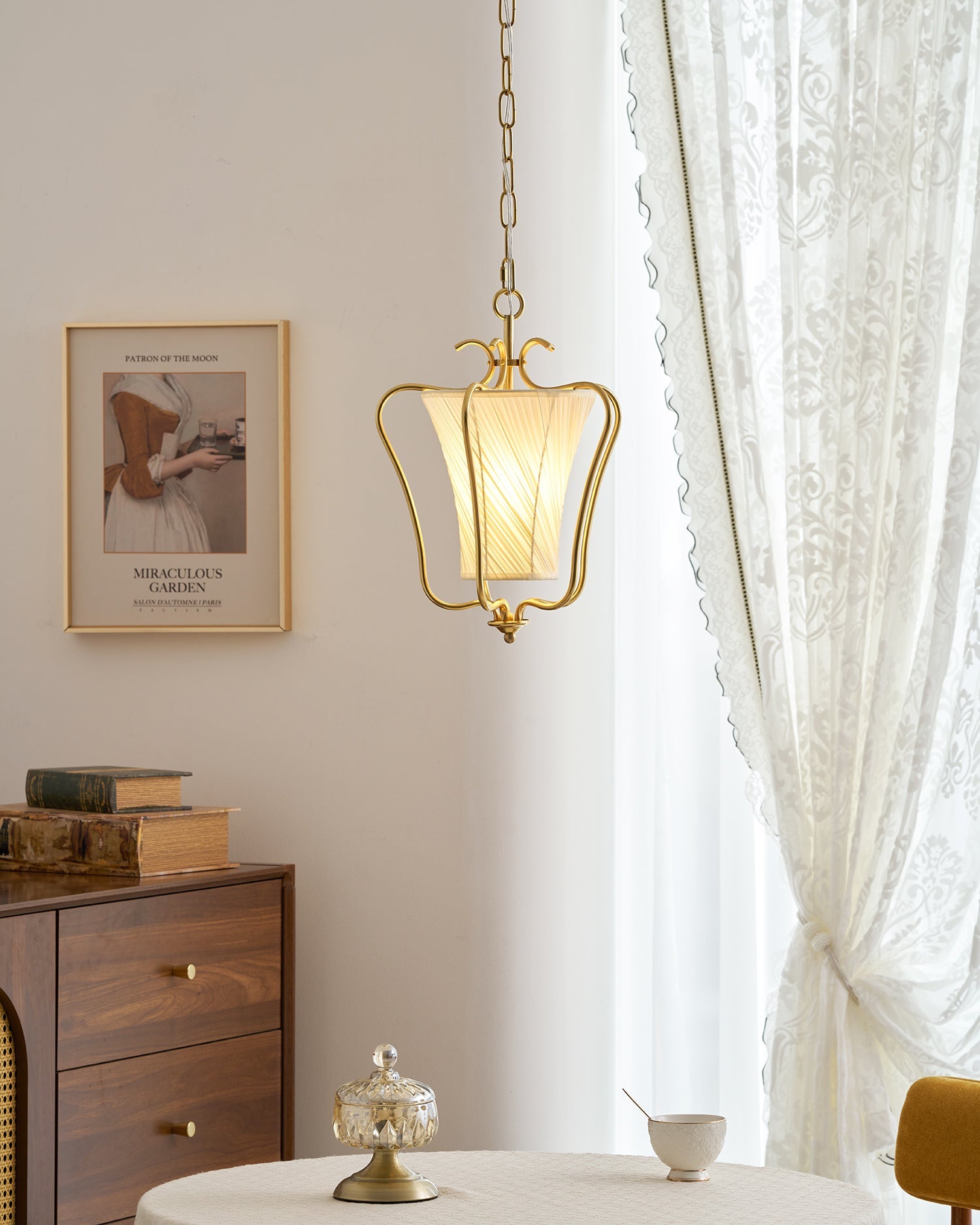 Vintage Hanglamp met Messing Afwerking en Plooistof Kap – Warm Lantaarnontwerp voor Keuken en Hal | Sansoti