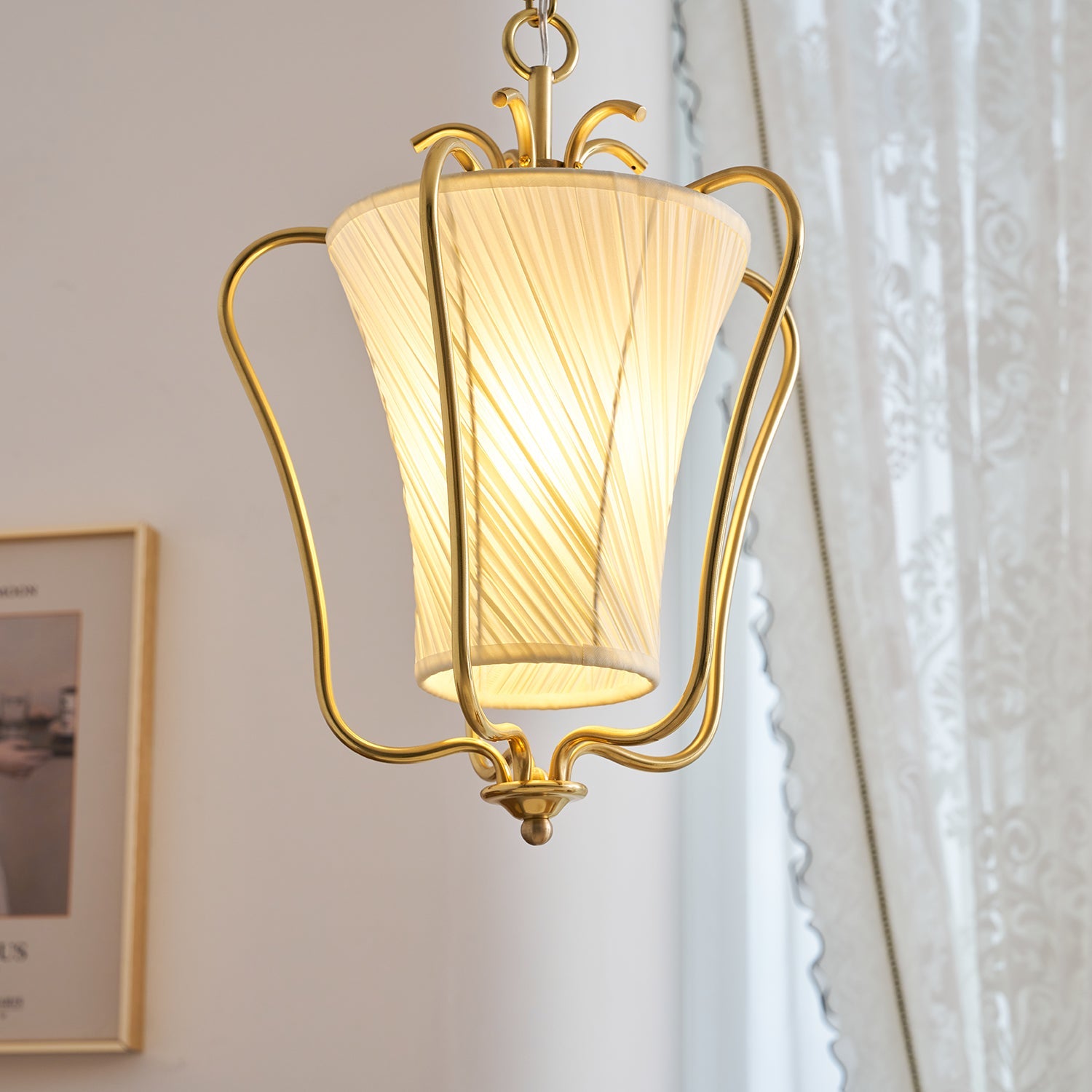 Vintage Hanglamp met Messing Afwerking en Plooistof Kap – Warm Lantaarnontwerp voor Keuken en Hal | Sansoti