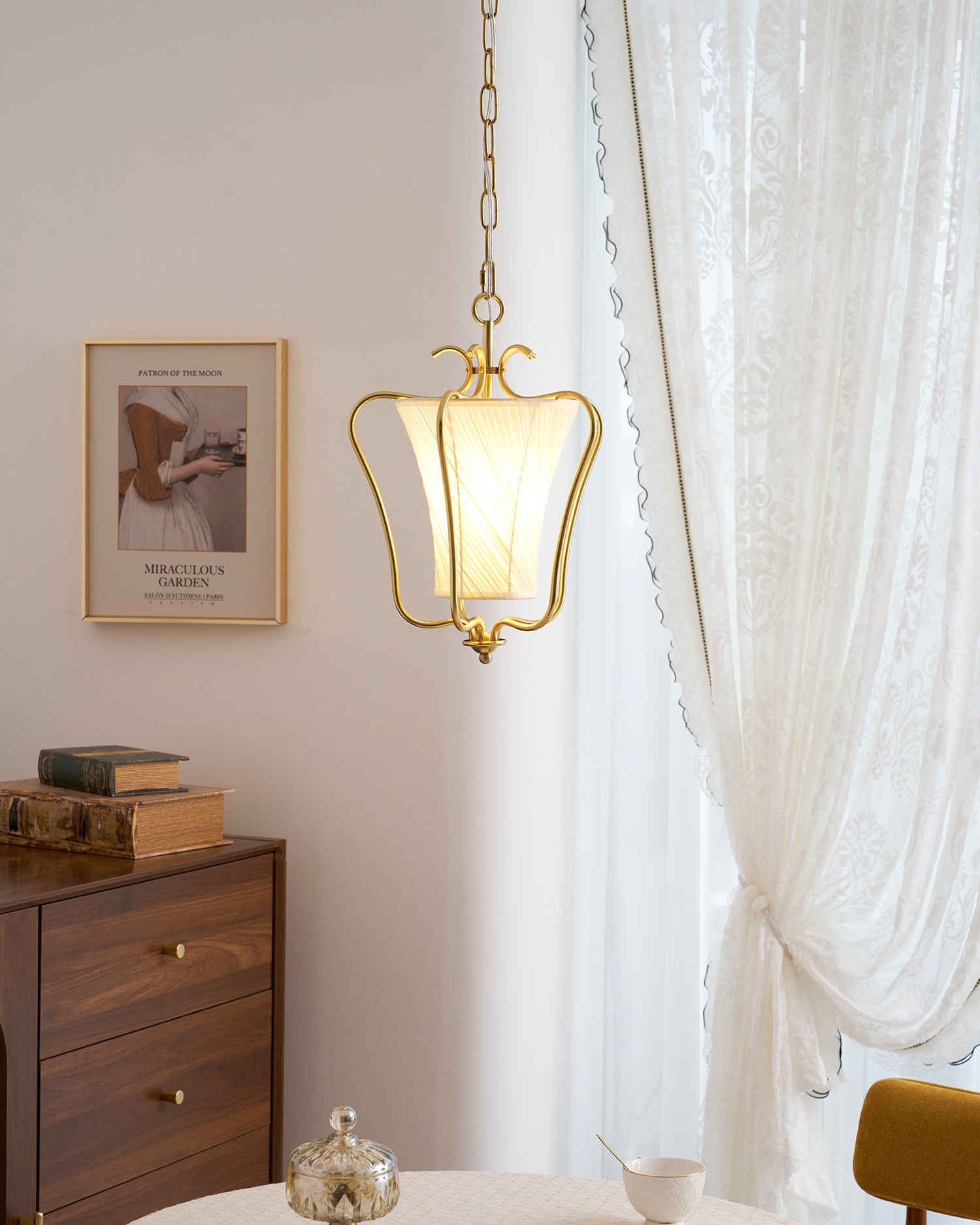 Vintage Hanglamp met Messing Afwerking en Plooistof Kap – Warm Lantaarnontwerp voor Keuken en Hal | Sansoti