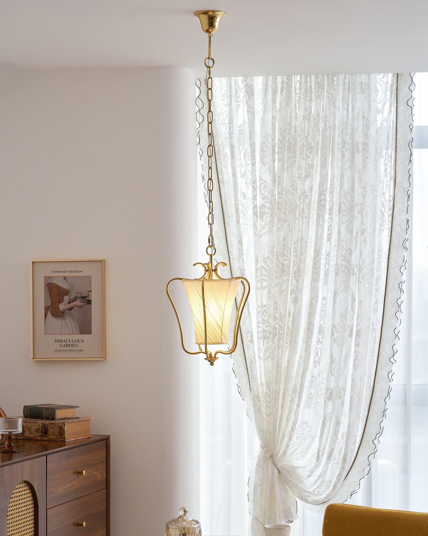Vintage Hanglamp met Messing Afwerking en Plooistof Kap – Warm Lantaarnontwerp voor Keuken en Hal | Sansoti