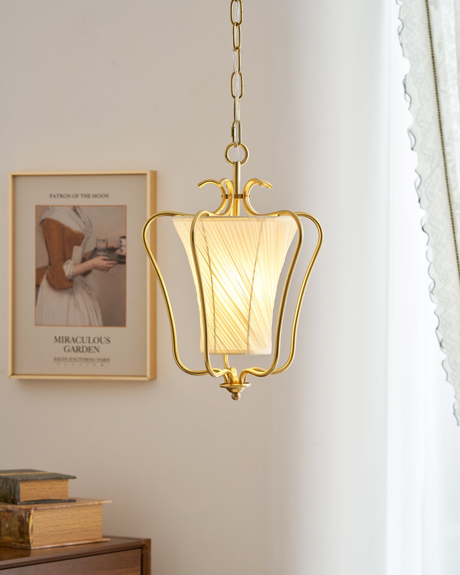 Vintage Hanglamp met Messing Afwerking en Plooistof Kap – Warm Lantaarnontwerp voor Keuken en Hal | Sansoti