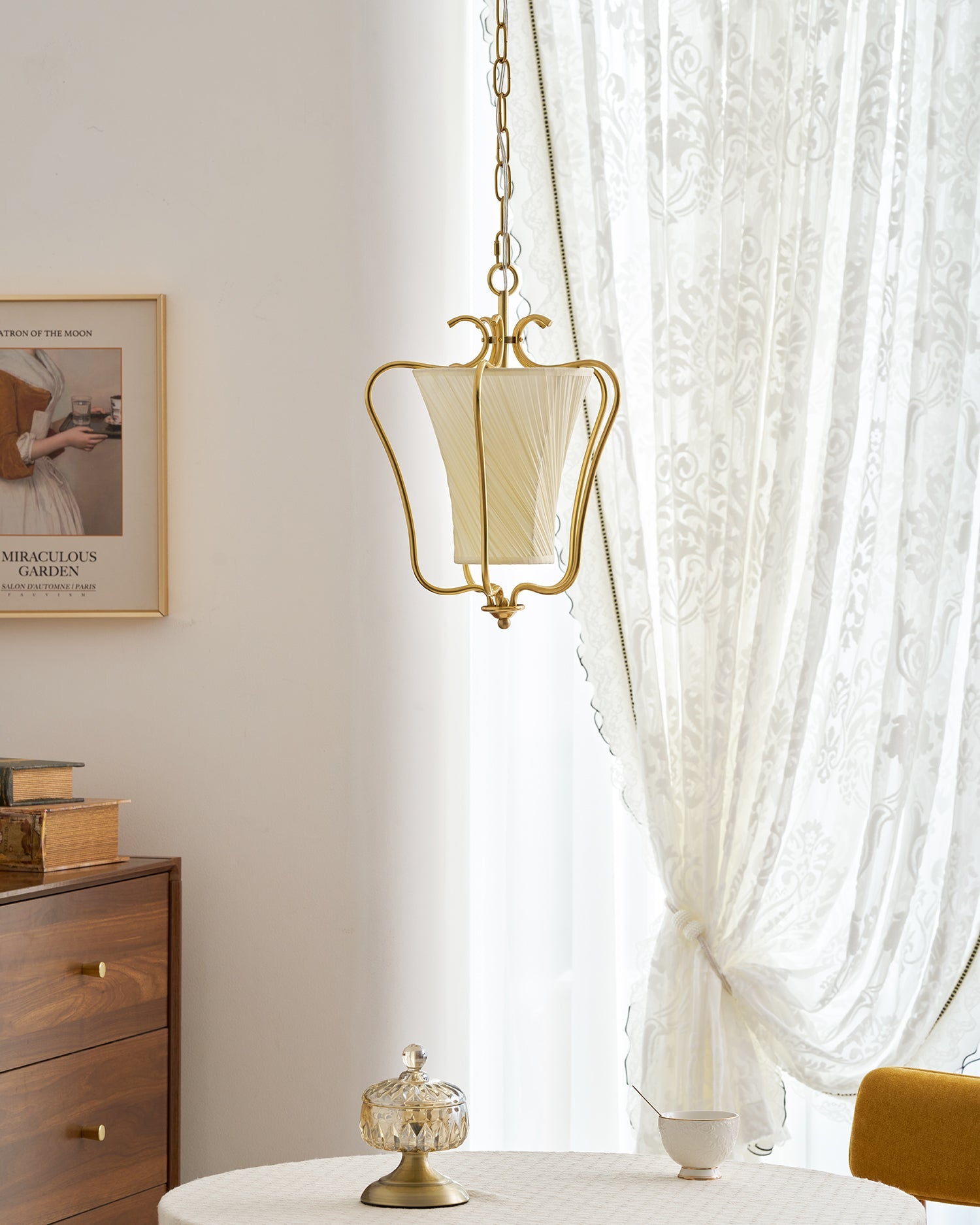 Vintage Hanglamp met Messing Afwerking en Plooistof Kap – Warm Lantaarnontwerp voor Keuken en Hal | Sansoti