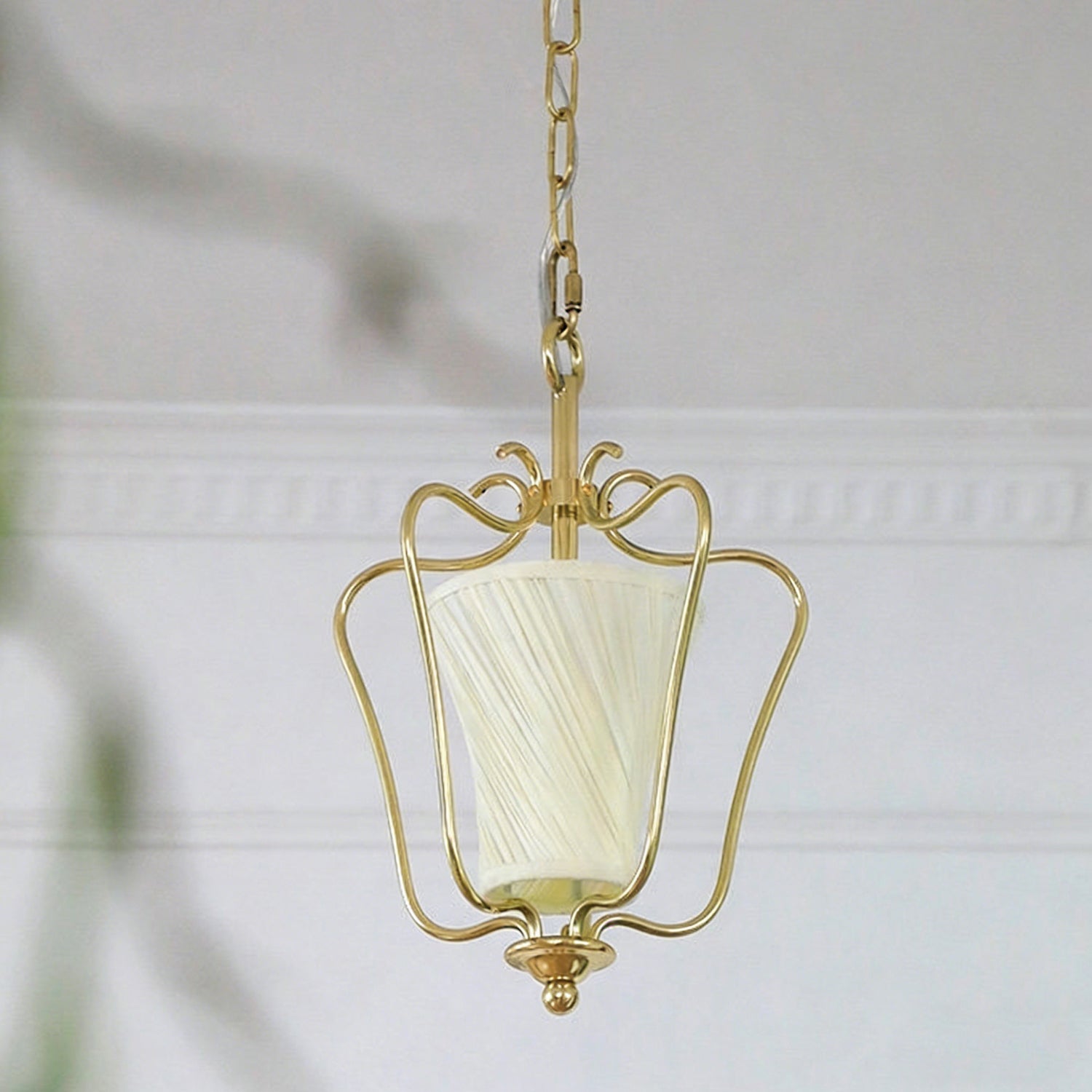 Vintage Hanglamp met Messing Afwerking en Plooistof Kap – Warm Lantaarnontwerp voor Keuken en Hal | Sansoti
