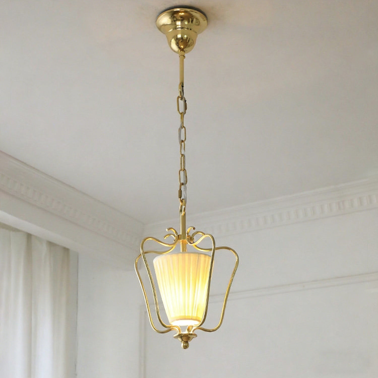 Vintage Hanglamp met Messing Afwerking en Plooistof Kap – Warm Lantaarnontwerp voor Keuken en Hal | Sansoti