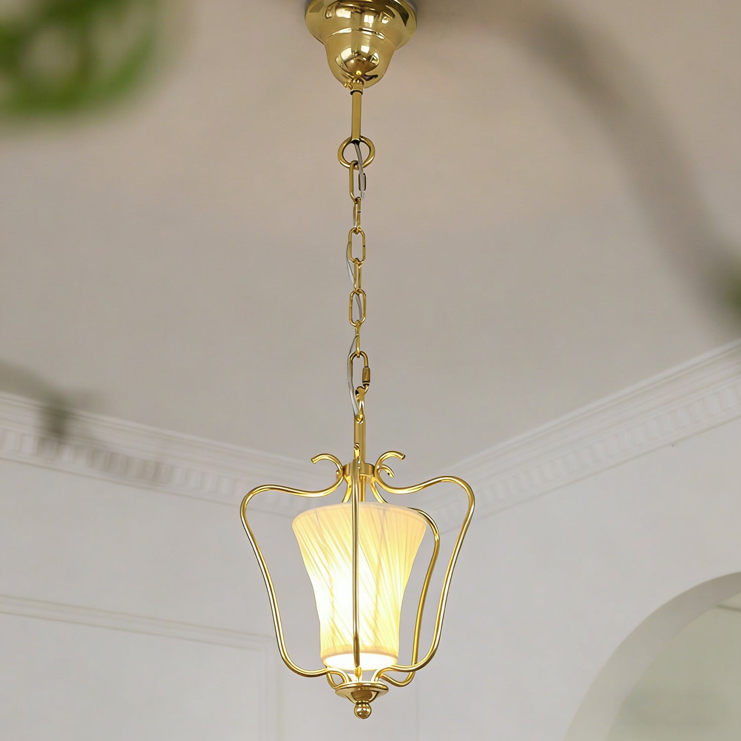 Vintage Hanglamp met Messing Afwerking en Plooistof Kap – Warm Lantaarnontwerp voor Keuken en Hal | Sansoti